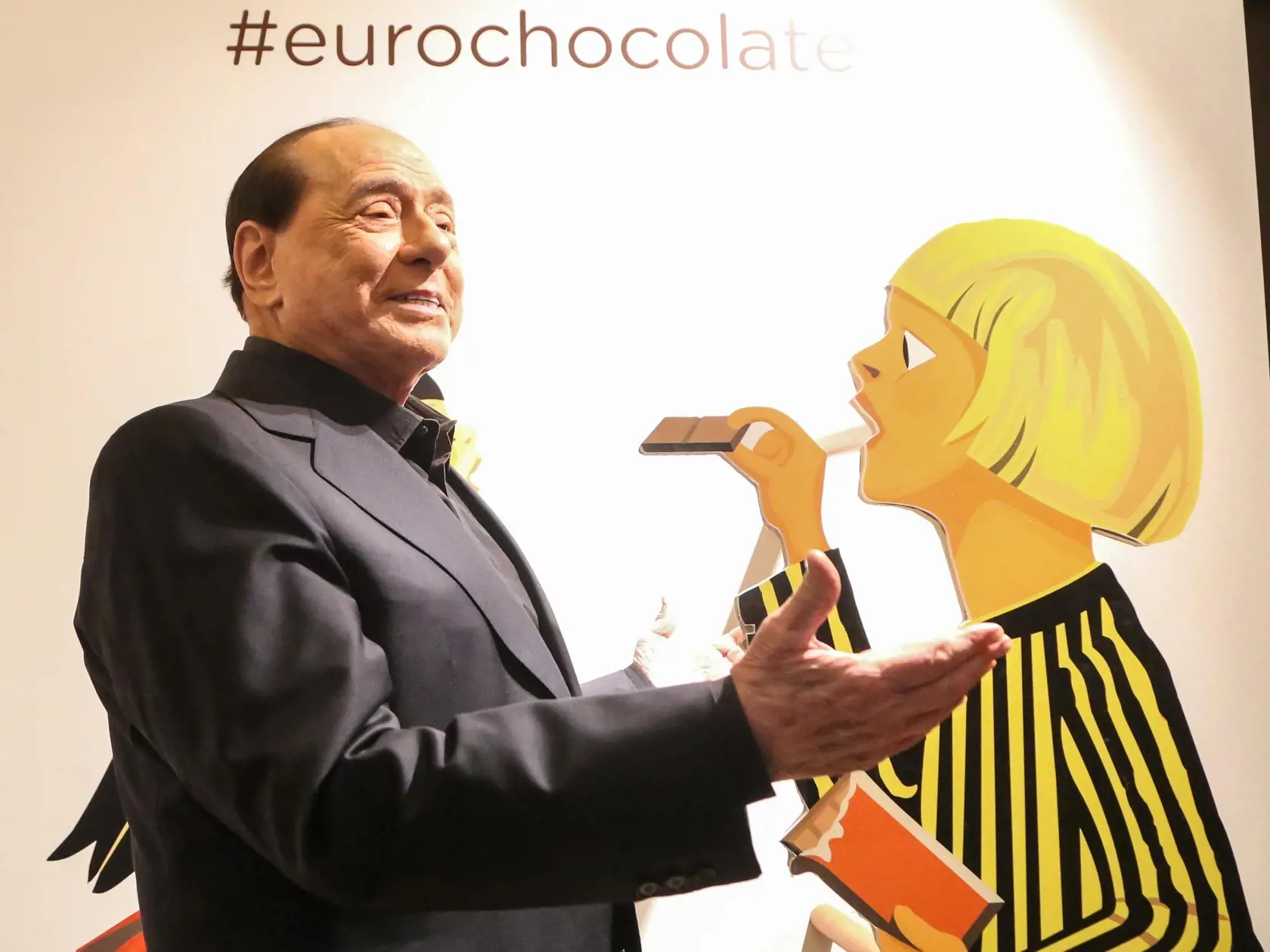 Líder strany Forza Italia a taliansky expremiér Silvio Berlusconi, ktorý navštívil fabriku  na výrobu čokolády pri príležitosti podujatia Eurochocolate v talianskom meste Perugia v piatok 18. októbra 2019.