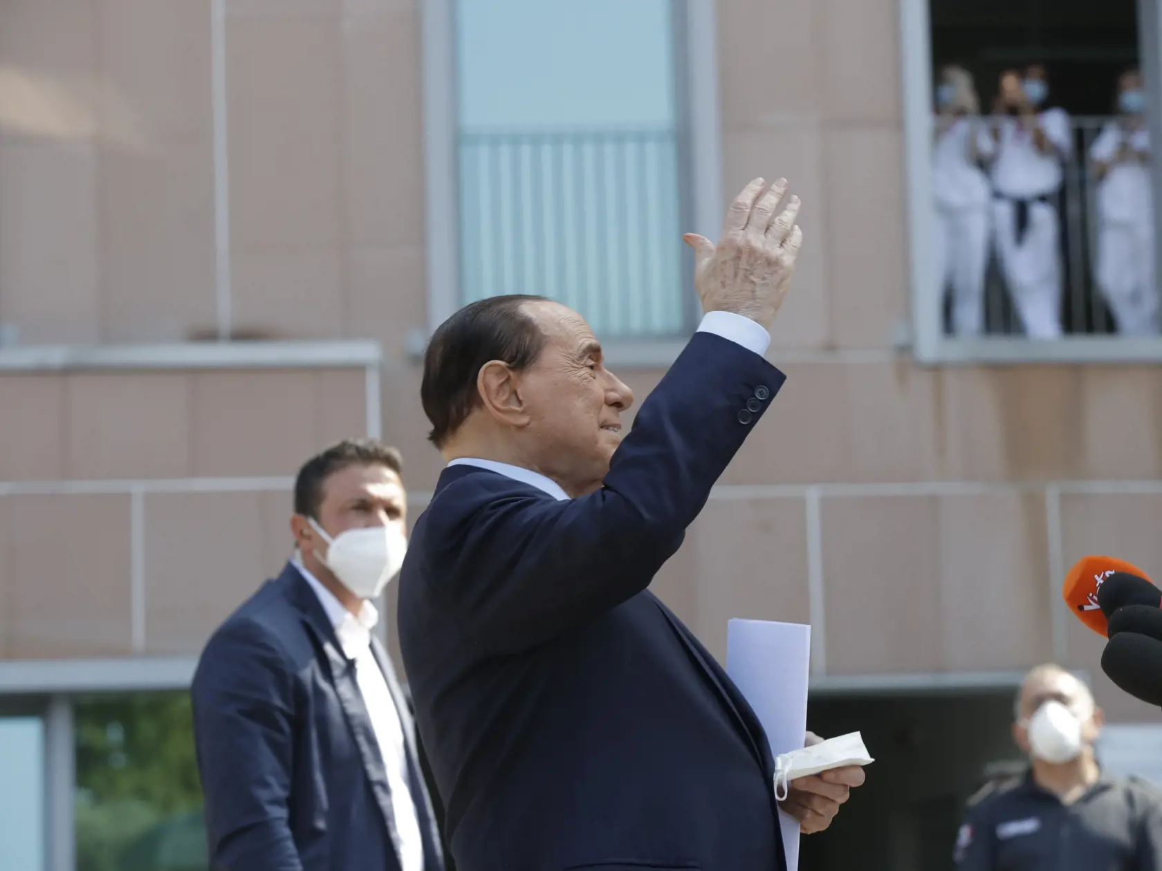 Bývalý taliansky premiér a mediálny magnát Silvio Berlusconi máva po prepustení z Nemocnice sv. Rafaela, kde bol po pozitívnom teste na nový koronavírus hospitalizovaný od začiatku septembra v Miláne v pondelok 14.septembra 2020.