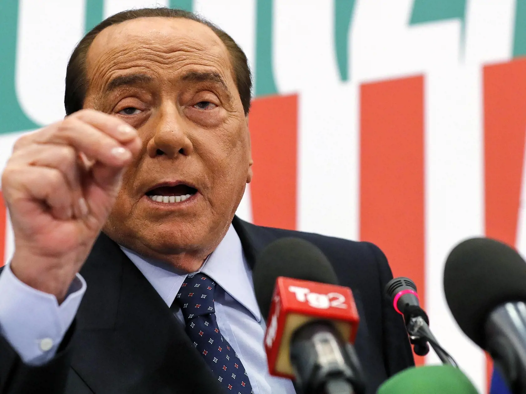Bývalý taliansky premiér a líder konzervatívnej strany Forza Italia Silvio Berlusconi reční na tlačovej konferencii v parlamente v Ríme 13. novembra 2019.