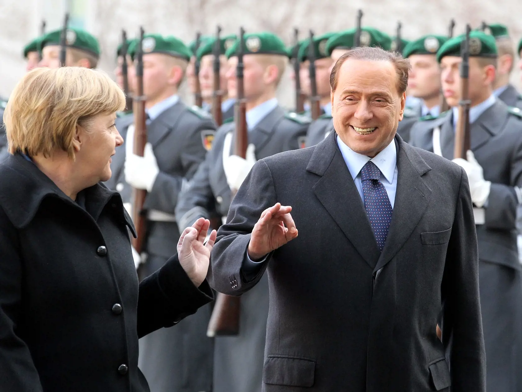 Na archívnej snímke z 12. januára 2011 nemecká kancelárka Angela Merkelová a vtedajší taliansky premiér Silvio Berlusconi v Berlíne.