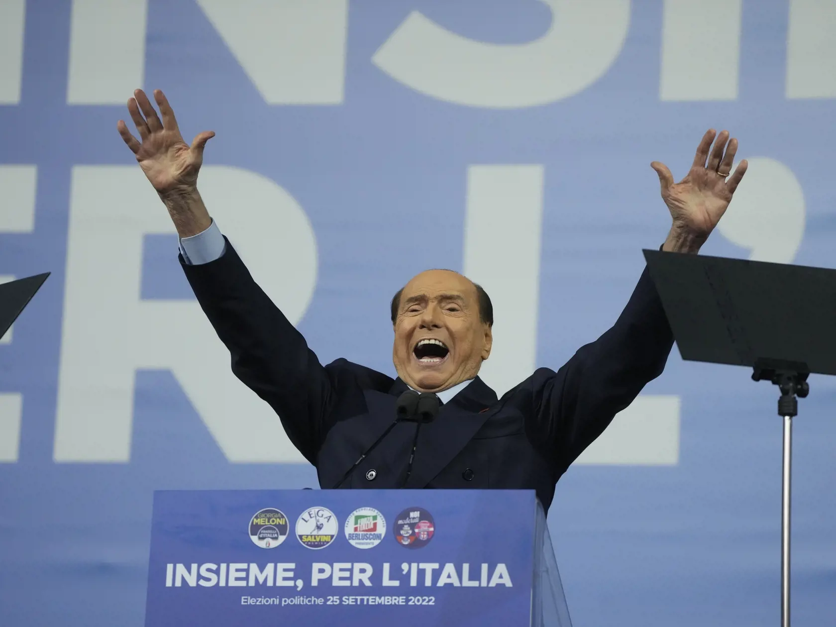 Na snímke bývalý taliansky premiér a líder politickej strany Vpred Taliansko (Forza Italia; FI) Silvio Berlusconi počas záverečného stretnutia pravicovej trojkoalície v predvolebnej kampani v Ríme 22. septembra 2022.