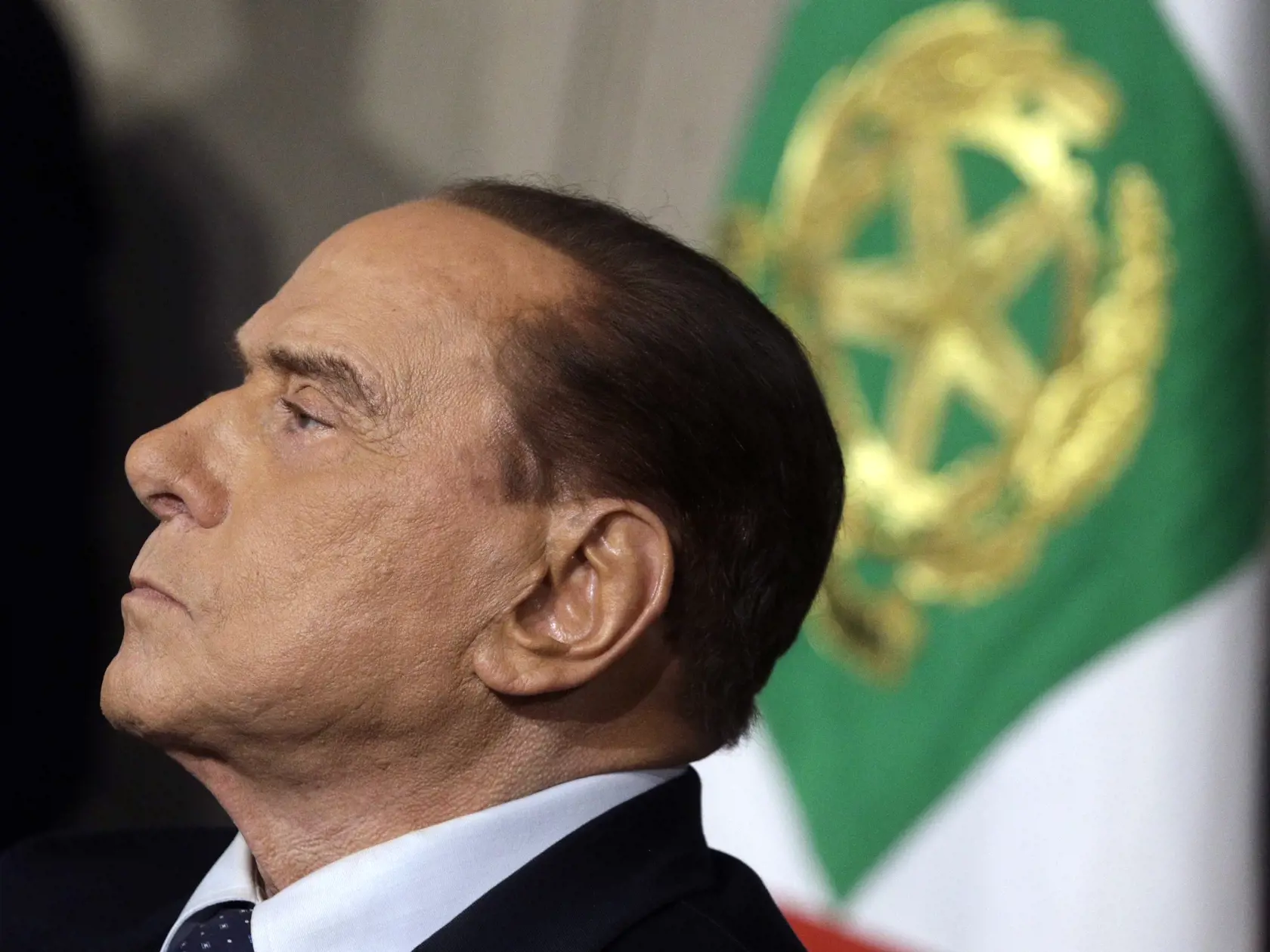Na archívnej snímke z 12. apríla 2018 bývalý taliansky premiér a predseda strany Forza Italia Silvio Berlusconi hovorí s novinármi po jeho stretnutí s talianskym prezidentom Sergiom Mattarellom v prezidentskom paláci Quirinale v Ríme.