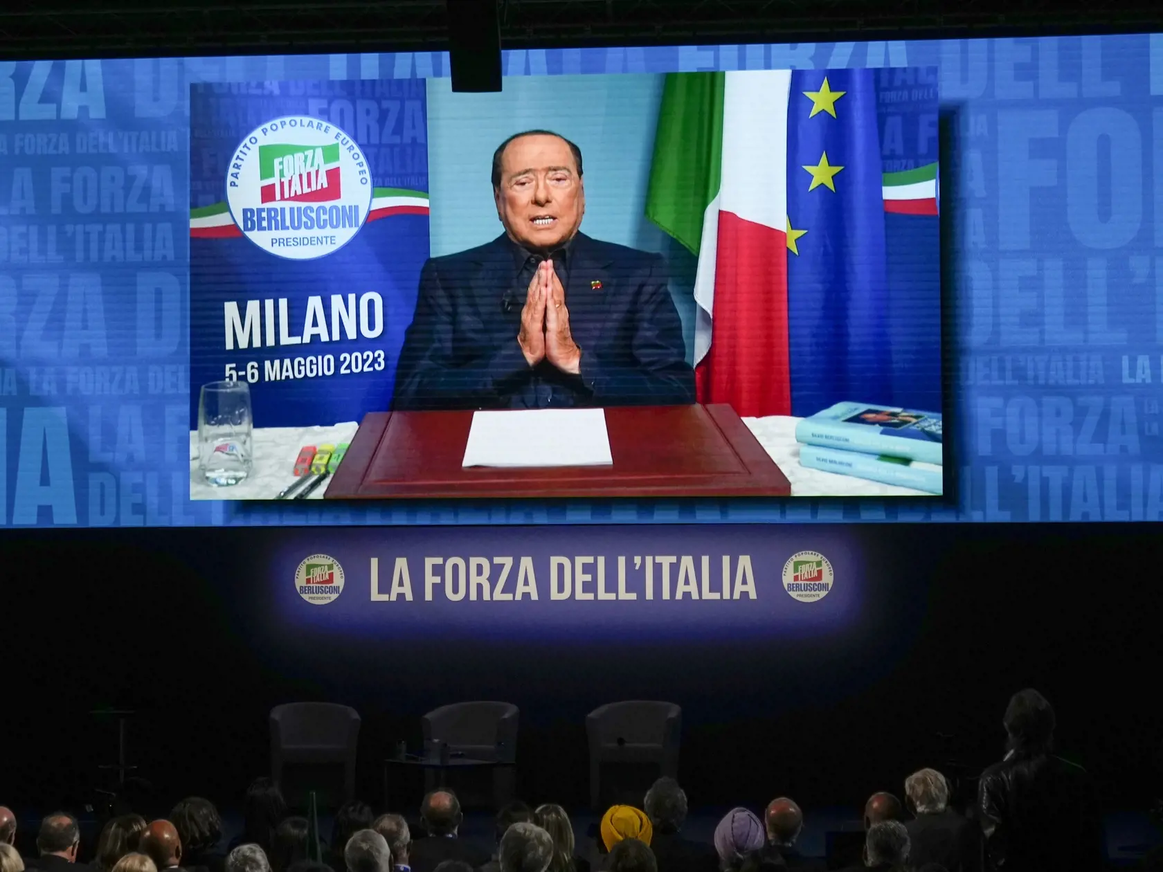 Bývalý taliansky premiér Silvio Berlusconi sa prostredníctvom vopred nahraného videa prihovára členom na zjazde jeho pravicovej strany Forza Italia  v Miláne v sobotu 6. mája 2023.