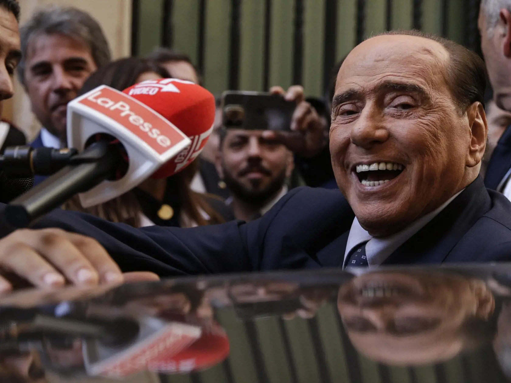 Bývalý taliansky premiér Silvio  Berlusconi sa usmieva na novinárov v Ríme v utorok 18. augusta 2022.