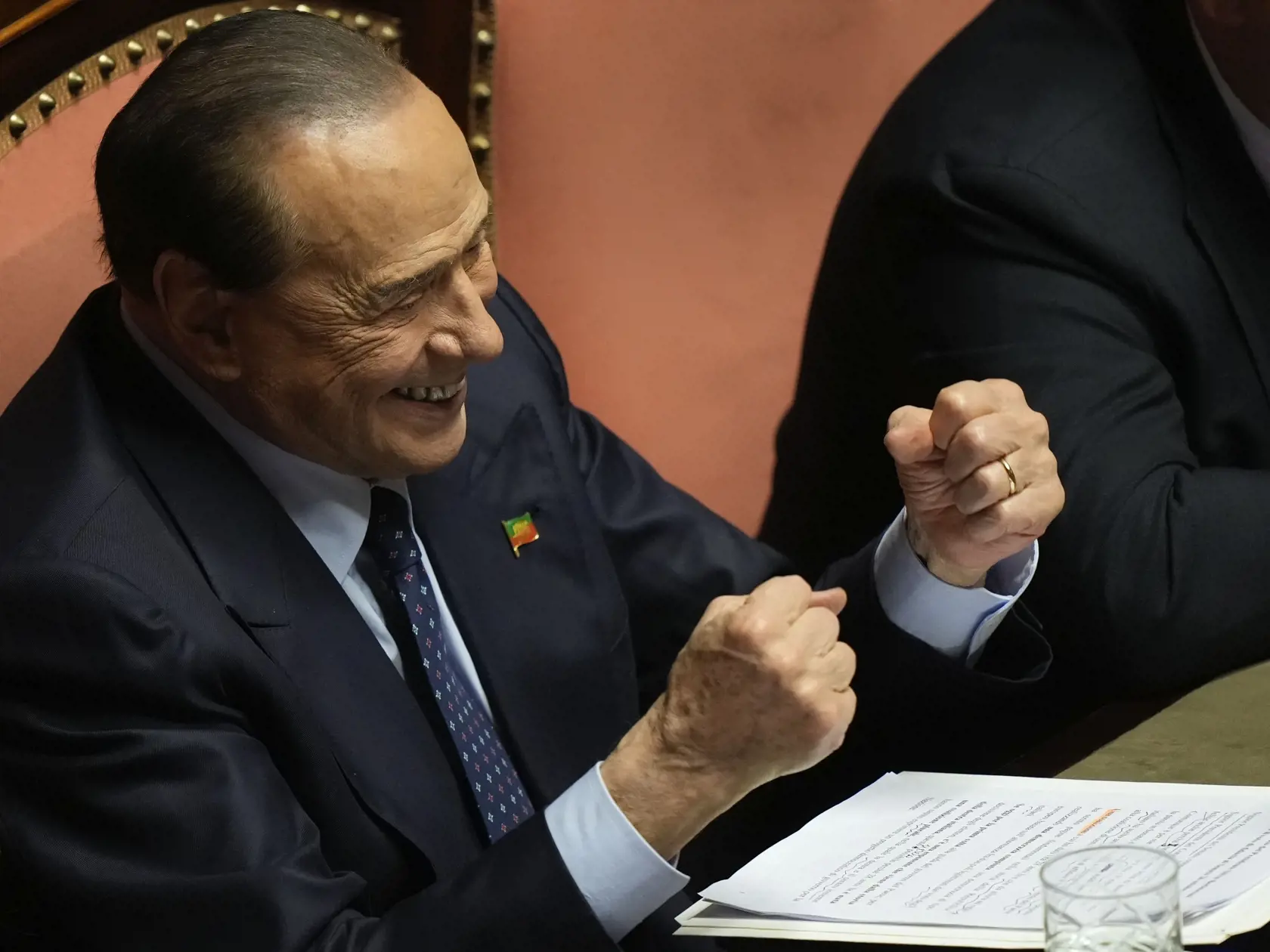 Na archívnej snímke z 26. októbra 2022 bývalý taliansky premiér a predseda strany Forza Italia Silvio Berlusconi sa usmieva počas hlasovania o vyslovení dôvery vláde v Senáte v Ríme.