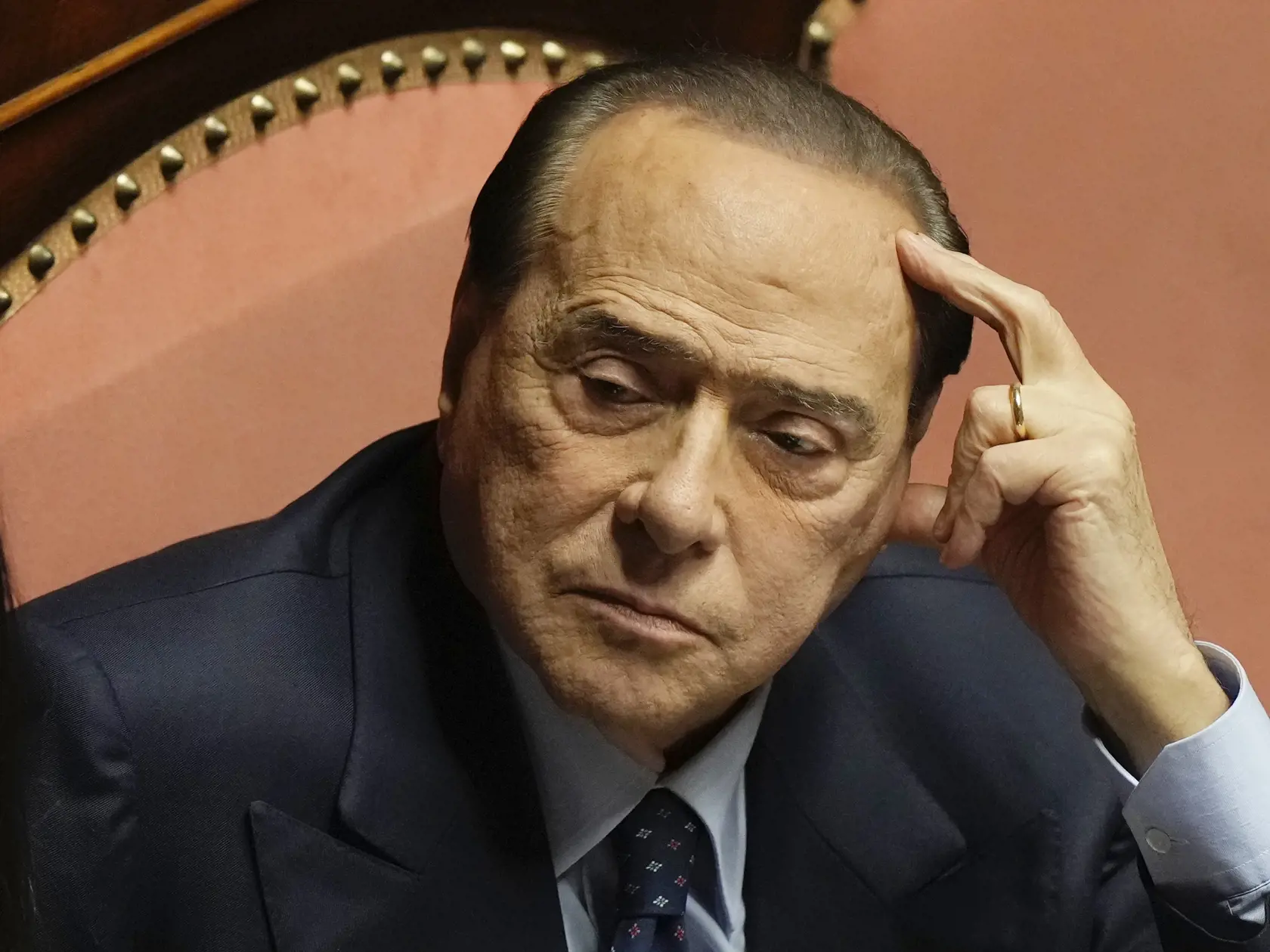 Na archívnej snímke z 26. októbra 2022 líder strany Forza Italia (FI - Taliansko vpred) Silvio Berlusconi počúva v Senáte - hornej komore talianskeho parlamentu v Ríme.