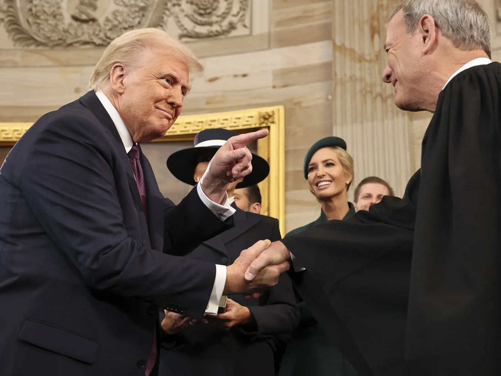 JB 38 Washington - Americký prezident Donald Trump (vľavo) ukazuje prstom na predsedu Najvyššieho súdu USA Johna Robertsa (vpravo) po tom, ako zložil prísahu do jeho rúk počas dnešnej inaugurácie 47. prezidenta USA Donalda Trumpa Bidena a 50. viceprezidenta JD Vancea v Rotunde amerického Kapitolu vo Washingtone 20. januára 2025. Republikán Donald Trump v rotunde amerického Kapitolu v pondelok napoludnie miestneho času (18.00 h SEČ) zložil slávnostnú prísahu na svoje druhé funkčné obdobie a stal sa tak 47. prezidentom Spojených štátov amerických. Informuje o tom TASR. FOTO TASR/AP

President Donald Trump gestures to Supreme Court Chief Justice John Roberts after being sworn in as president during the 60th Presidential Inauguration in the Rotunda of the U.S. Capitol in Washington, Monday, Jan. 20, 2025. (Chip Somodevilla/Pool Photo via AP)