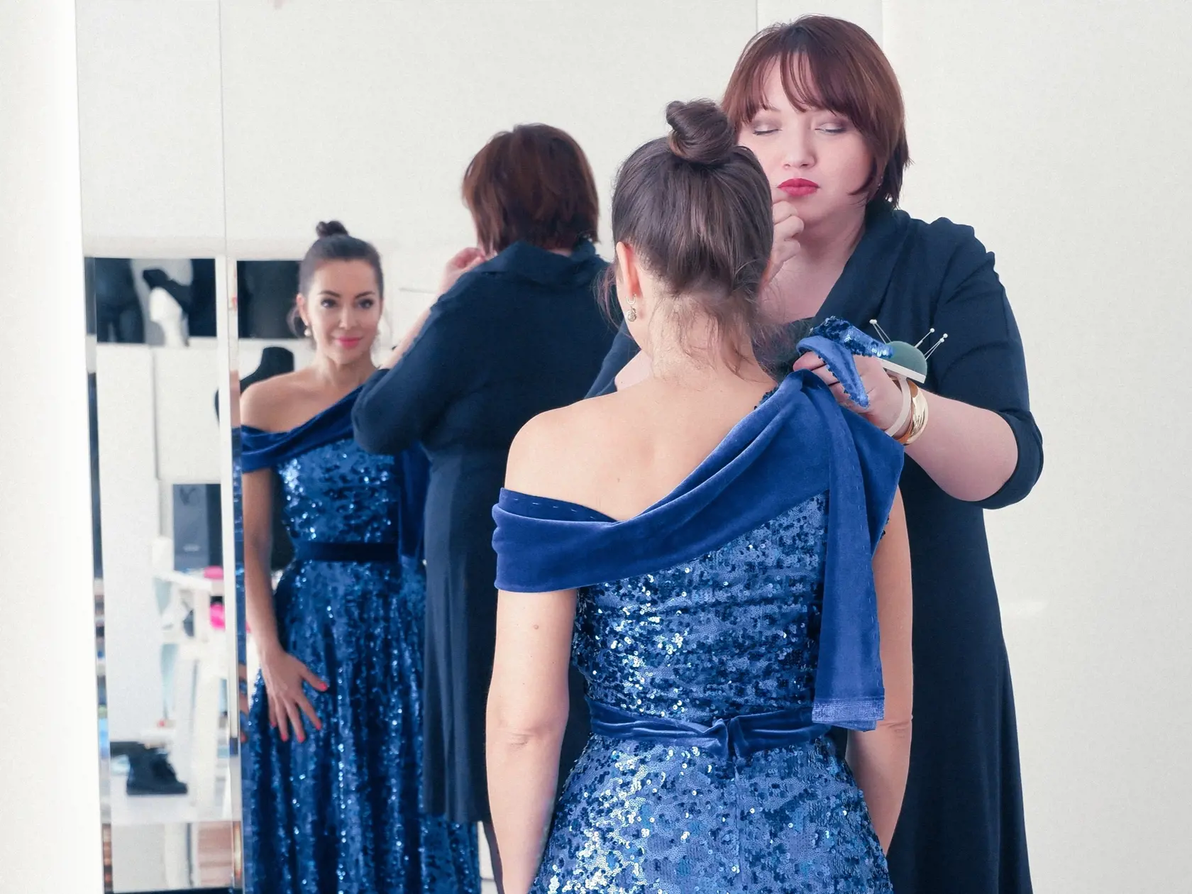 Návrhárka Michaela Ľuptáková a operná diva Adriana Kučerová počas skúšky šiat v ateliéri.