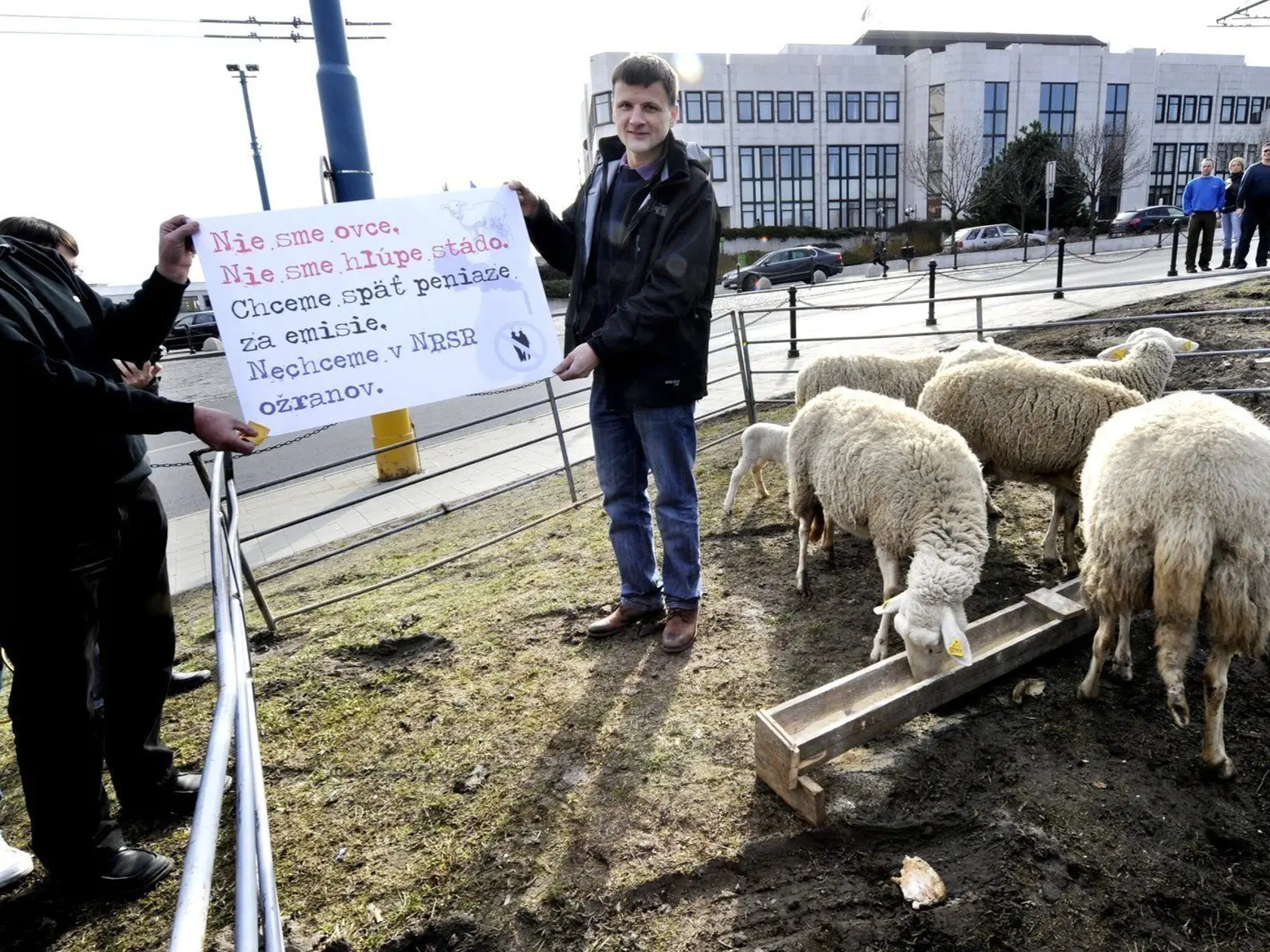 Protestujúci Alojz Hlina (na snímke uprostred) na priestranstve pred budovou Národnej rady SR