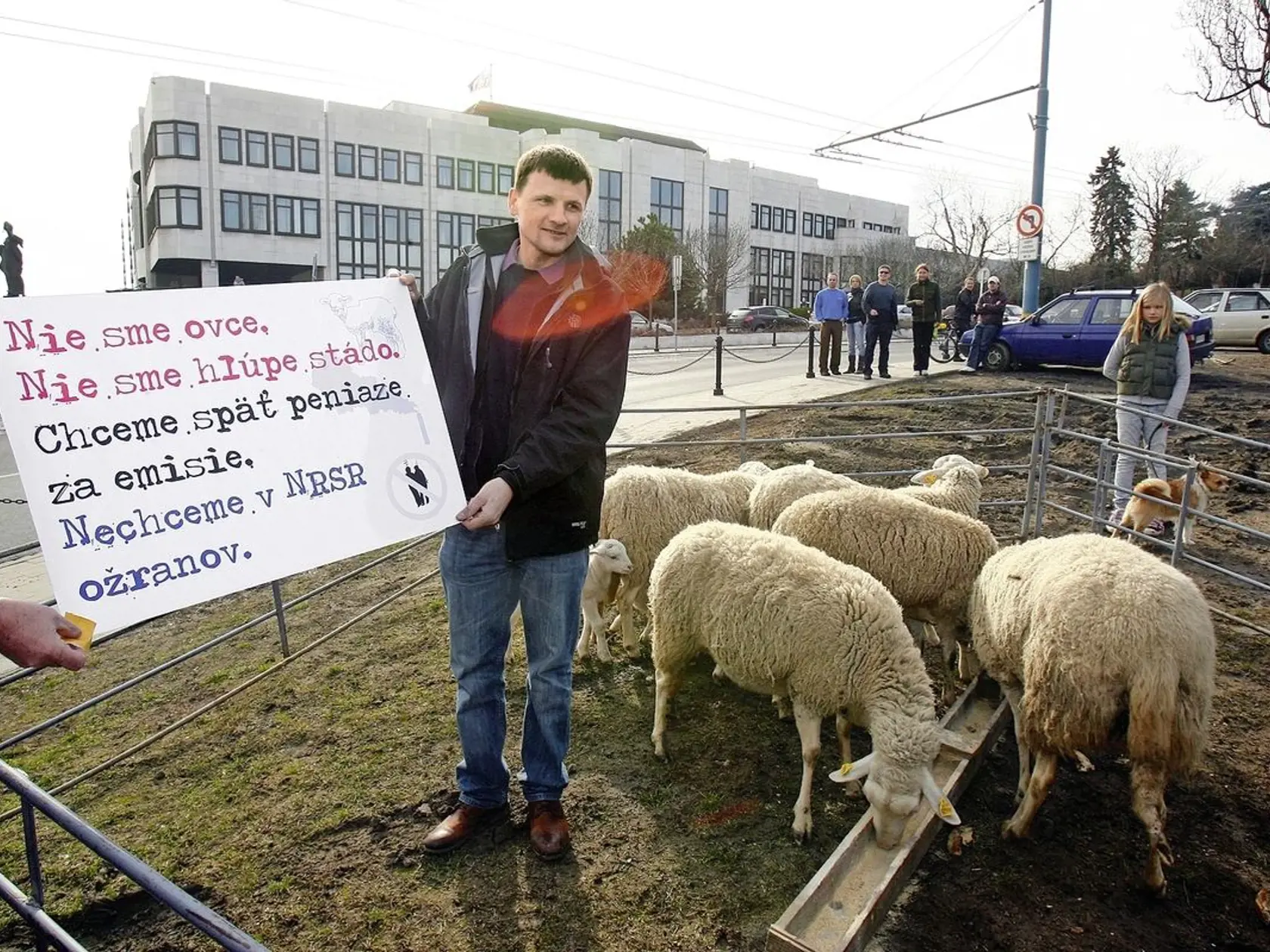 V minulosti Alojz Hlina priviezol pred parlament ovce.