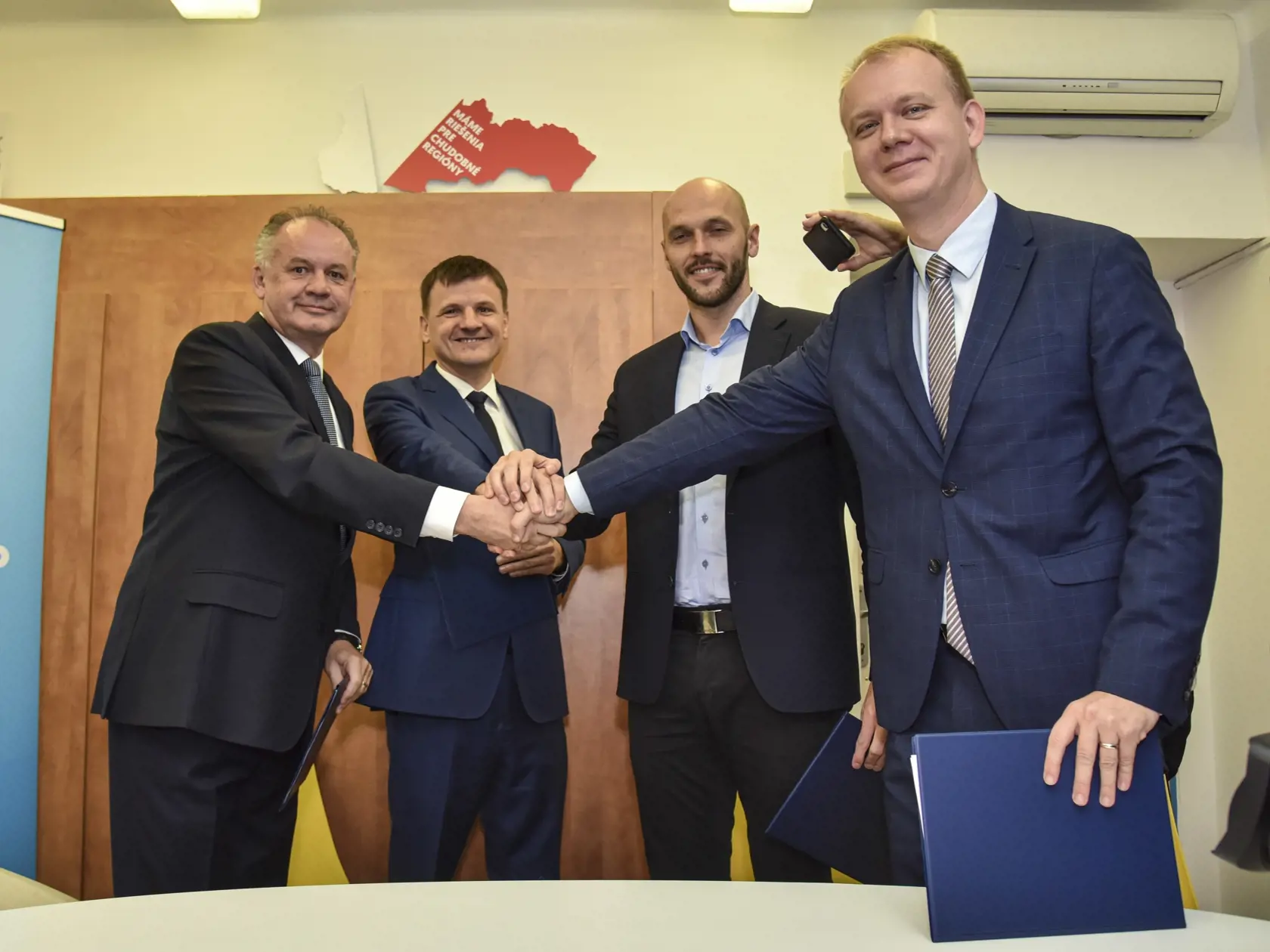 Neparlamentná strana Za ľudí sa pridala k dohode o neútočení, ktorú v lete podpísali mimoparlamentné hnutie KDH a koalícia Progresívne Slovensko (PS)-Spolu. Na snímke zľava predseda strany Za ľudí Andrej Kiska, predseda mimoparlamentného hnutia KDH Alojz Hlina, predseda strany Progresívne Slovensko -Spolu Michal Truban, programový líder koalície Progresívne Slovensko- Spolu Miroslav Beblavý. V Bratislave 11. novembra 2019. FOTO TASR - Pavol Zachar