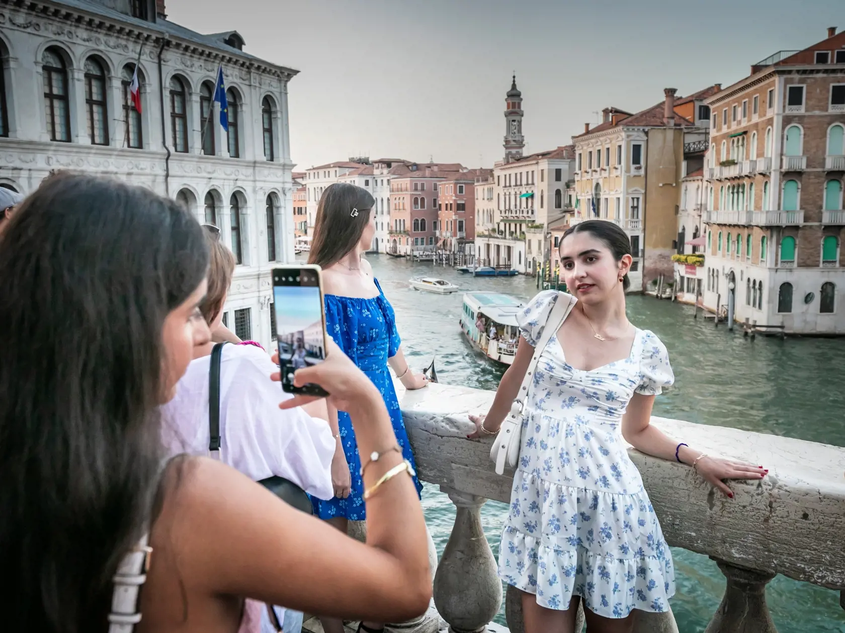 Na snímke fotiaci sa turisti na moste Ponte di Rialto v Benátkach. 