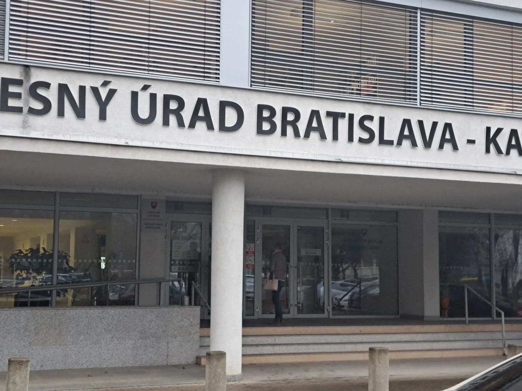 Ľudia, ktorí sa dnes na katastrálne úrady vybrali, sa tak zrejme o tom, že sú zatvorené, dozvedeli až priamo na mieste.