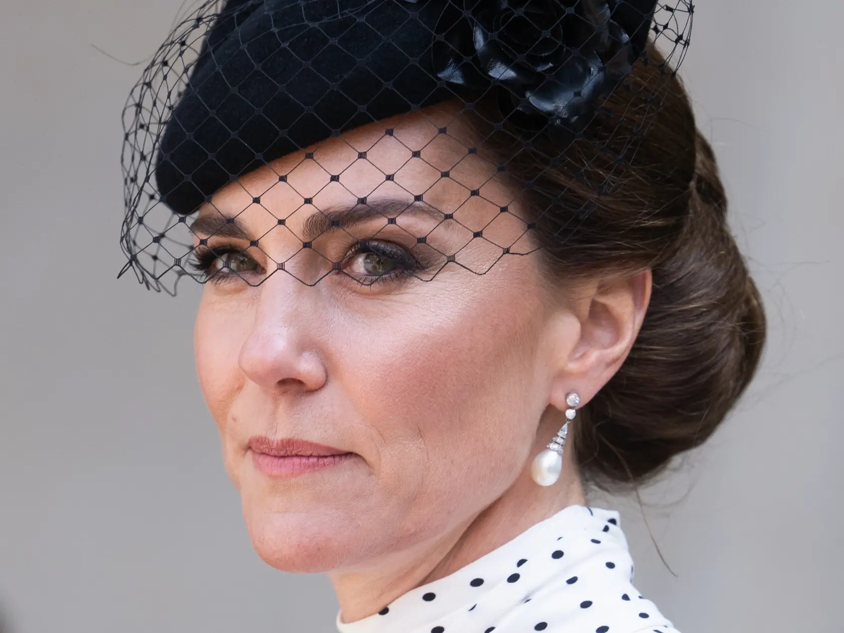 Podľa Harryho Kate poslala Meghan správu pár dní pred svadbou a vyjadrila obavy o šaty pre družičku -  malú princeznú Charlotte. Meghan navrhla Kate, aby vzala Charlotte ku palácovému krajčírovi a nechala ich upraviť. Neskôr, keď sa obe ženy rozprávali osobne, Kate údajne trvala na tom, že Charlotte boli šaty príliš veľké a rozplakali sa, keď si ich skúšala.