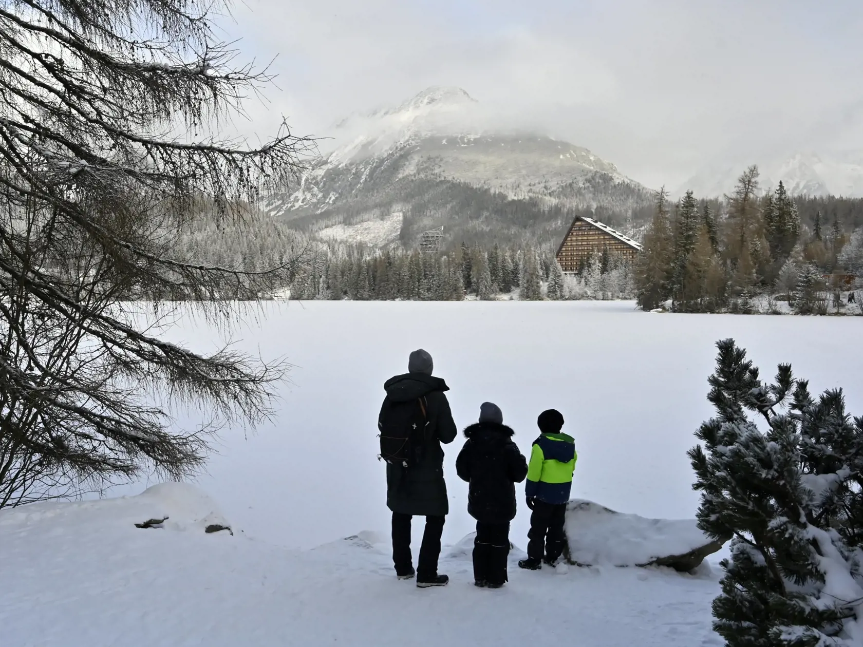 Na snímke turisti na zamrznutom Štrbskom plese vo Vysokých Tatrách 7. decembra 2024.