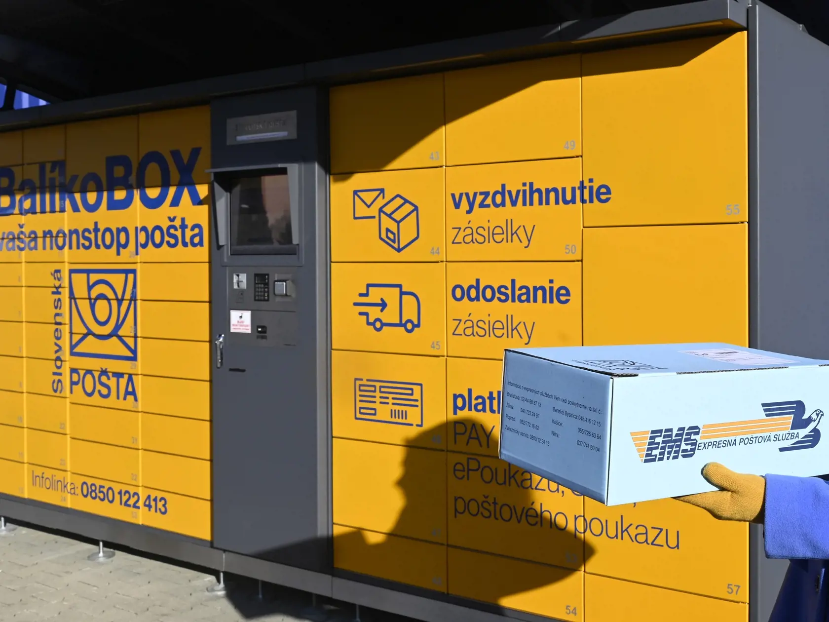 Slovenská pošta spustila prevádzku prvého balíkovoboxu v meste Púchov, 1. februára 2021. Cez balíkoboxy môžu zákazníci okrem vyzdvihovania a podaja balíkov v predplatených obaloch realizovať už aj platobné transakcie, úhradu poštových poukazov, ePoukazy, SIPO či faktúry s PAY by Square kódom. Na snímke primátorka mesta Púchov Katarína Heneková si vyberá balík, ktorý jej Slovenská pošta zaslala cez balíkobox. FOTO TASR - Radovan Stoklasa