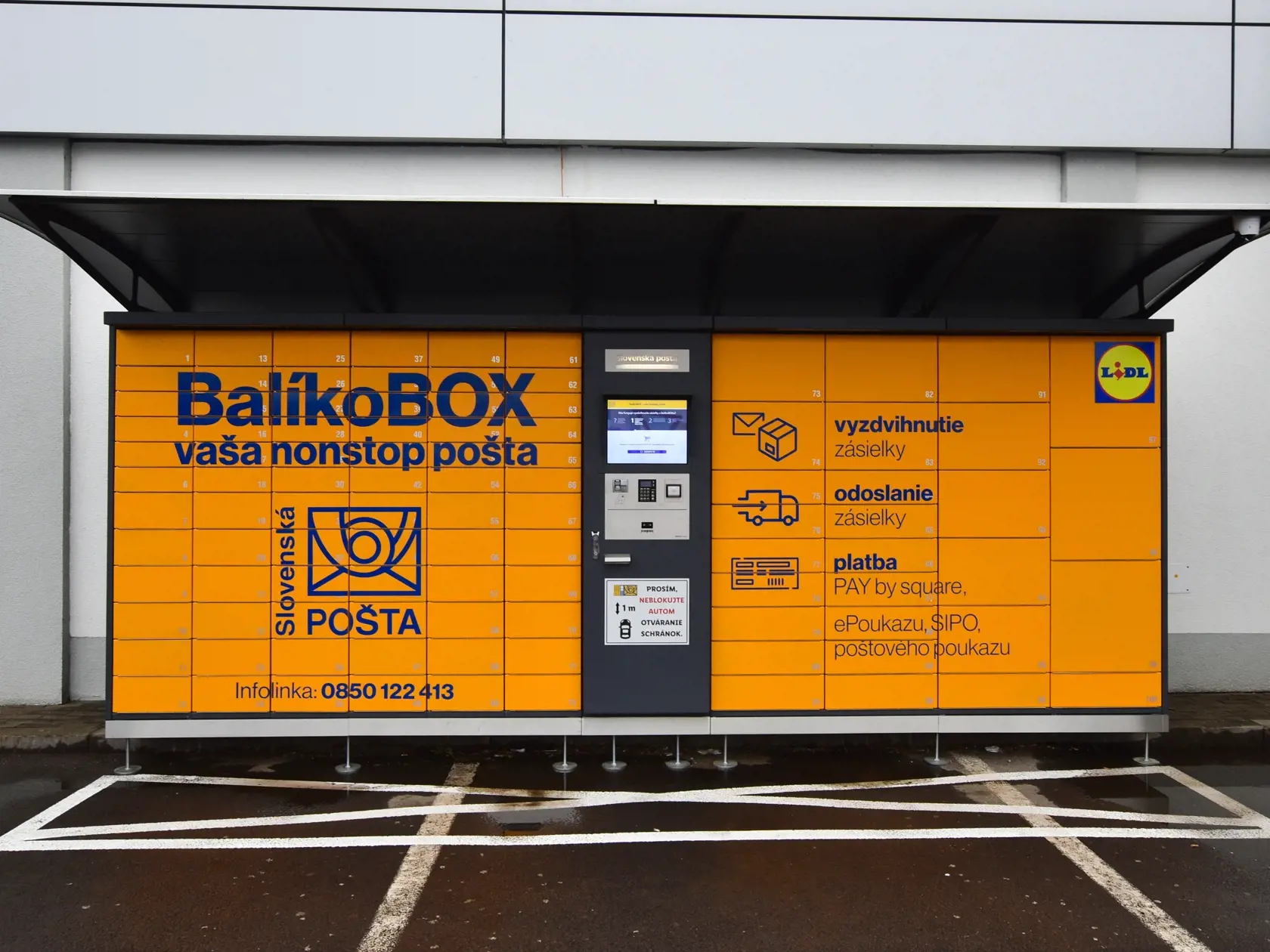 „Ak je to možné, pošta odporúča vybaviť potrebné záležitosti online, cez mobilnú aplikáciu alebo použitím BalíkoBOXov," dodala hovorkyňa.