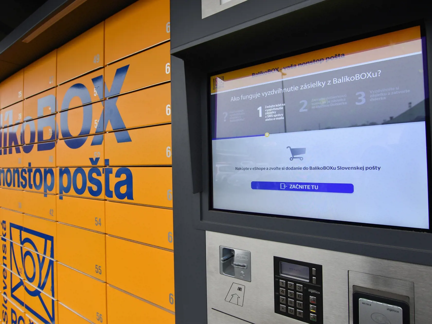 Na Kolpašskej ulici v Banskej Štiavnici vo štvrtok spustili do prevádzky prvý balíkobox v banskoštiavnickom okrese. Slovenská pošta tak rozšírila sieť služieb na pohodlné a jednoduché doručovanie balíkov a balíkových zásielok a na celom Slovensku má už 135 takýchto balíkoboxov. Na snímke balíkobox v Banskej Štiavnici 13. mája 2021. EASYFOTO TASR - Lukáš Mužla