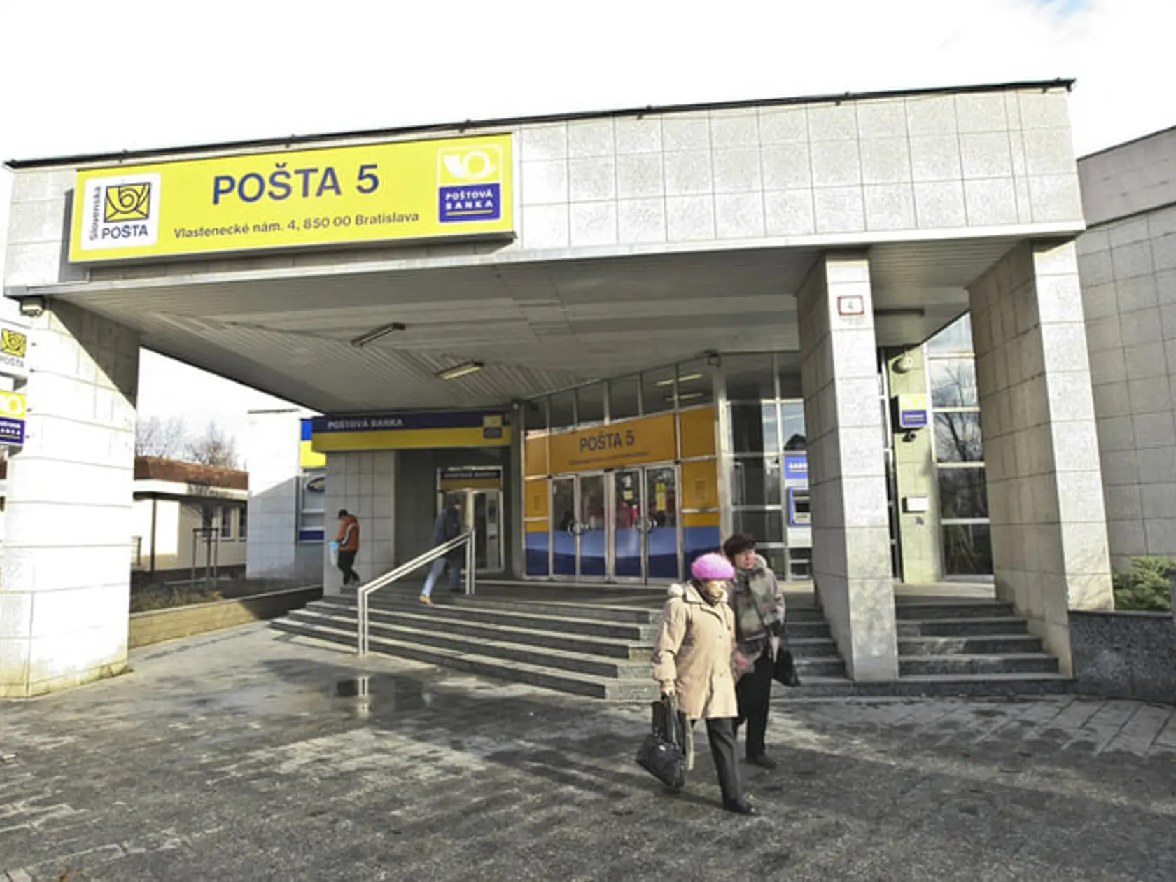 V priestoroch pobočiek je počet zákazníkov regulovaný, tzn. v pobočke sa môže aktuálne nachádzať jeden zákazník na 25 m². Zároveň musia byť dodržiavané dvojmetrové vzájomné odstupy, čo platí aj pre zákazníkov, čakajúcich pred pobočkou. Do priestorov pobočky môžu vstúpiť iba tí zákazníci, ktorí budú mať riadne nasadený respirátor, s výnimkou zákazníkov podľa príslušnej vyhlášky ÚVZ SR.