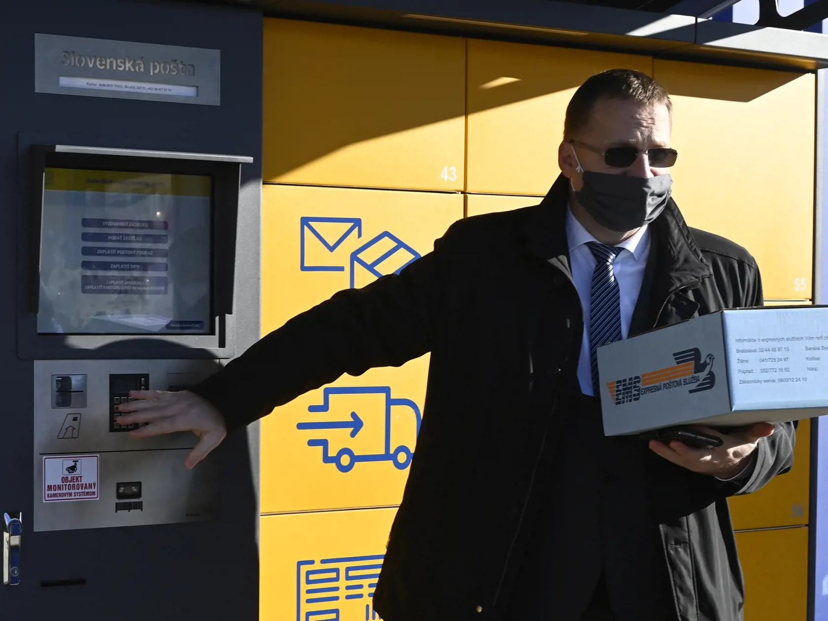 „Ak je to možné, pošta odporúča vybaviť potrebné záležitosti online, cez mobilnú aplikáciu alebo použitím BalíkoBOXov," dodala hovorkyňa.