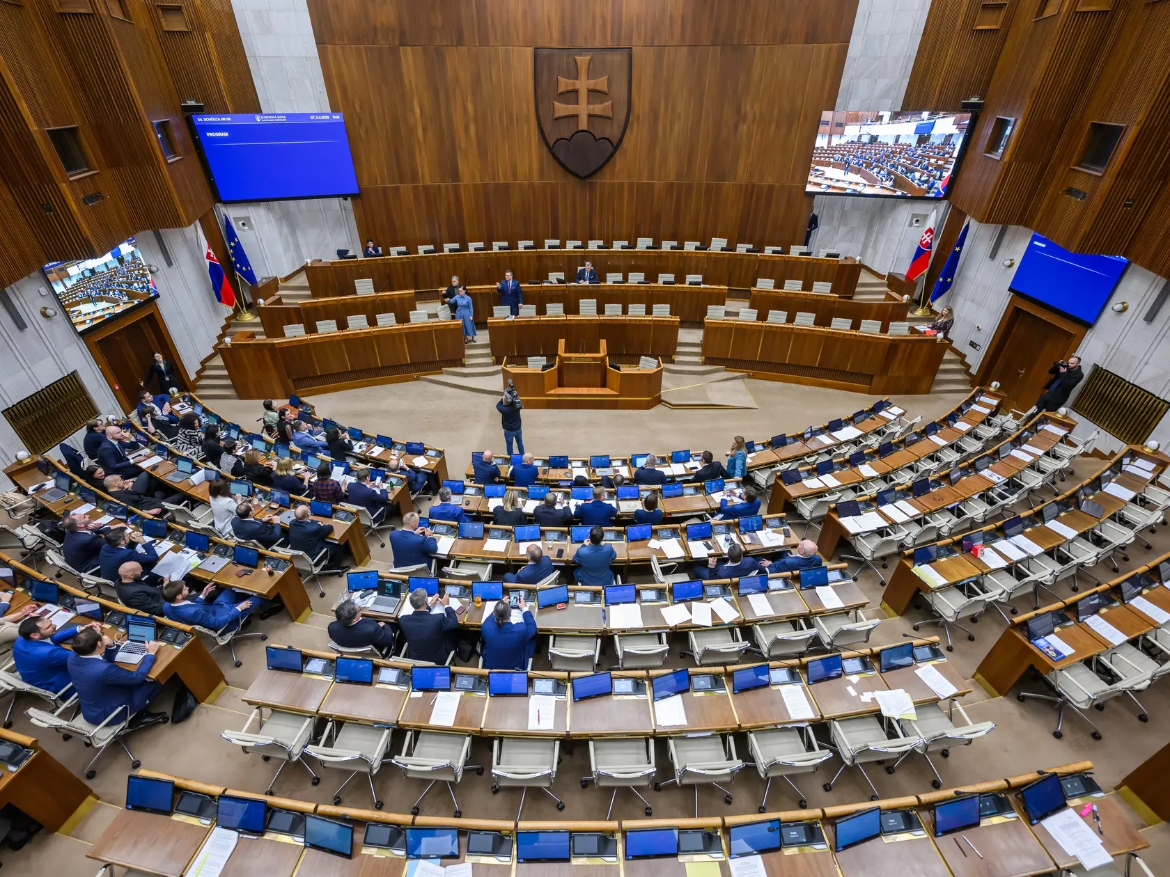 Na snímke poslanci sa prezentujú zdvihnutím ruky pre technické problémy pri pokuse o otvorenie 34. schôdze 34. schôdze Národnej rady (NR) SR na vyslovenie nedôvery ministrovi obrany SR Robertovi Kaliňákovi (Smer-SD) v Bratislave 2. apríla 2025. Poslanci Národnej rady (NR) SR zatiaľ nerokovali o návrhu na vyslovenie nedôvery ministrovi obrany Robertovi Kaliňákovi (Smer-SD). Mimoriadnu schôdzu k odvolávaniu sa v stredu ráno nepodarilo otvoriť. Plénum totiž nebolo uznášaniaschopné. V rokovacej sále sa ako prítomných prezentovalo len 67 poslancov, teda menej ako potrebný počet. FOTO TASR - Jaroslav Novák