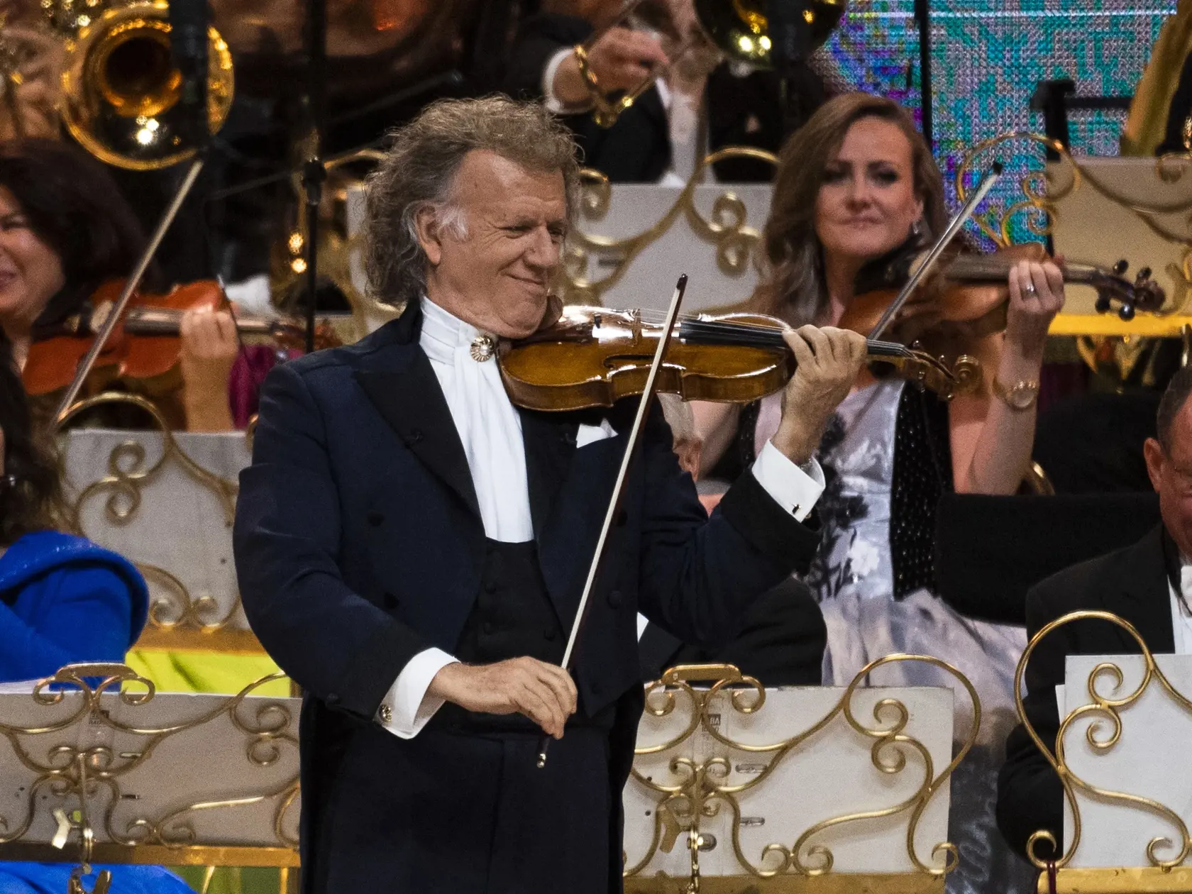 Na snímke holandský huslista a skladateľ André Rieu vystupuje spolu so svojím 60-členným súkromným orchestrom Johann Strauss Orchestra počas koncertu na Zimnom štadióne Ondreja Nepelu 31. mája 2022 v Bratislave. FOTO TASR - Jaroslav Novák