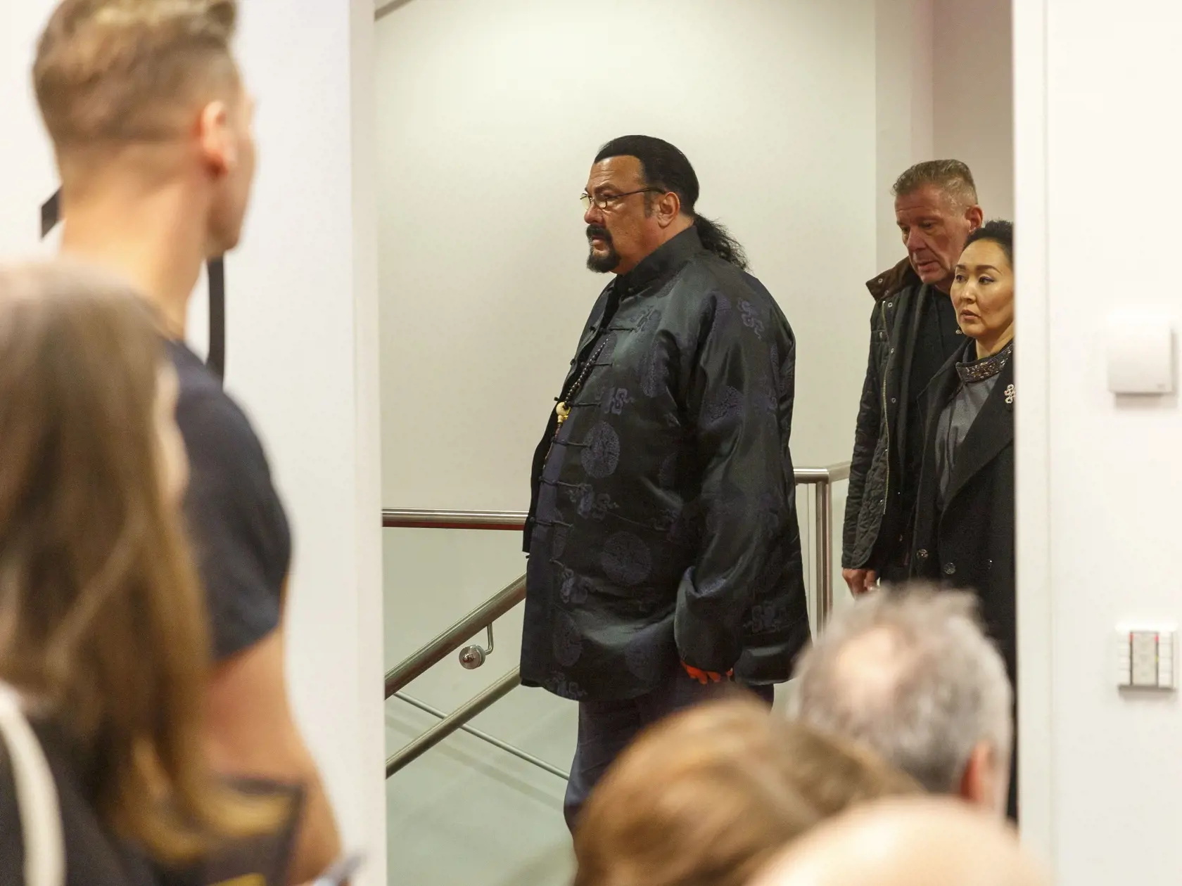 Steven Seagal bol hlavnou hviezdou popkultúrneho festivalu Comic Con vo Viedni. Herca sprevádzala aj jeho manželka (v pozadí).