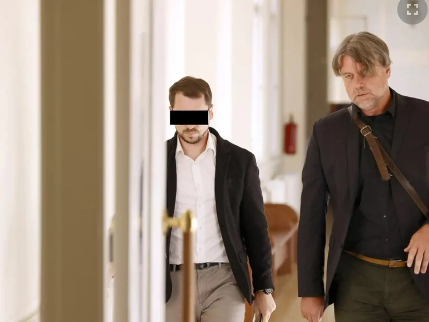Najmladšia obeť fotografa Filipa má 19 rokov. Mladú ženu mal podľa obžaloby zneužiť vaginálne aj análne.