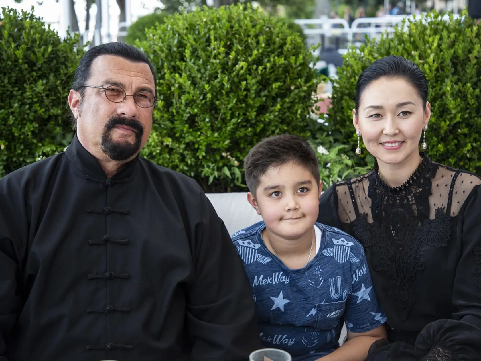 Steven Seagal žije so svojou rodinou – synom Kunzangom Seagalom a manželkou Erdenetuyou – v Rusku.