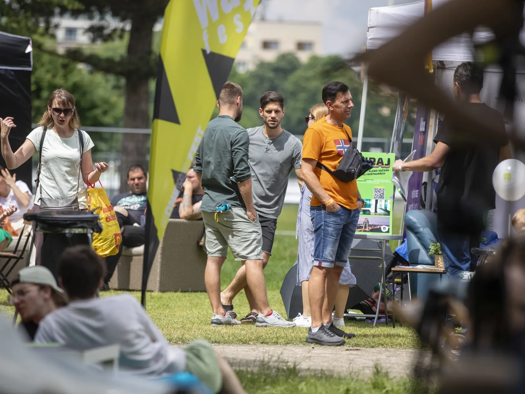 Jún 2023: One Way Fest spoločenstva Milosť. V pozadí Adrián Bartalos.