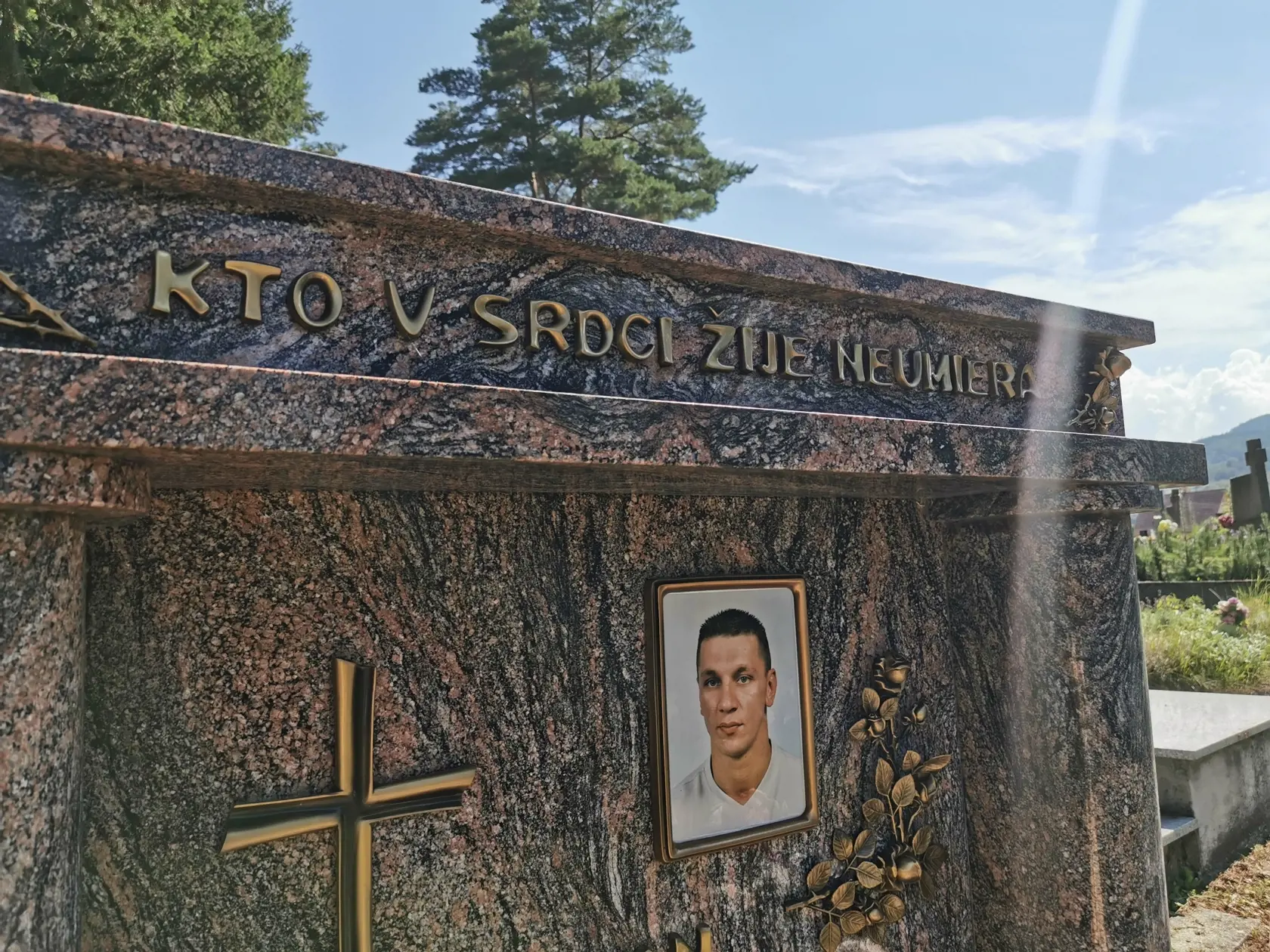 Kto v srdci žije neumiera - hlási nápis na hrobe I. Mella.