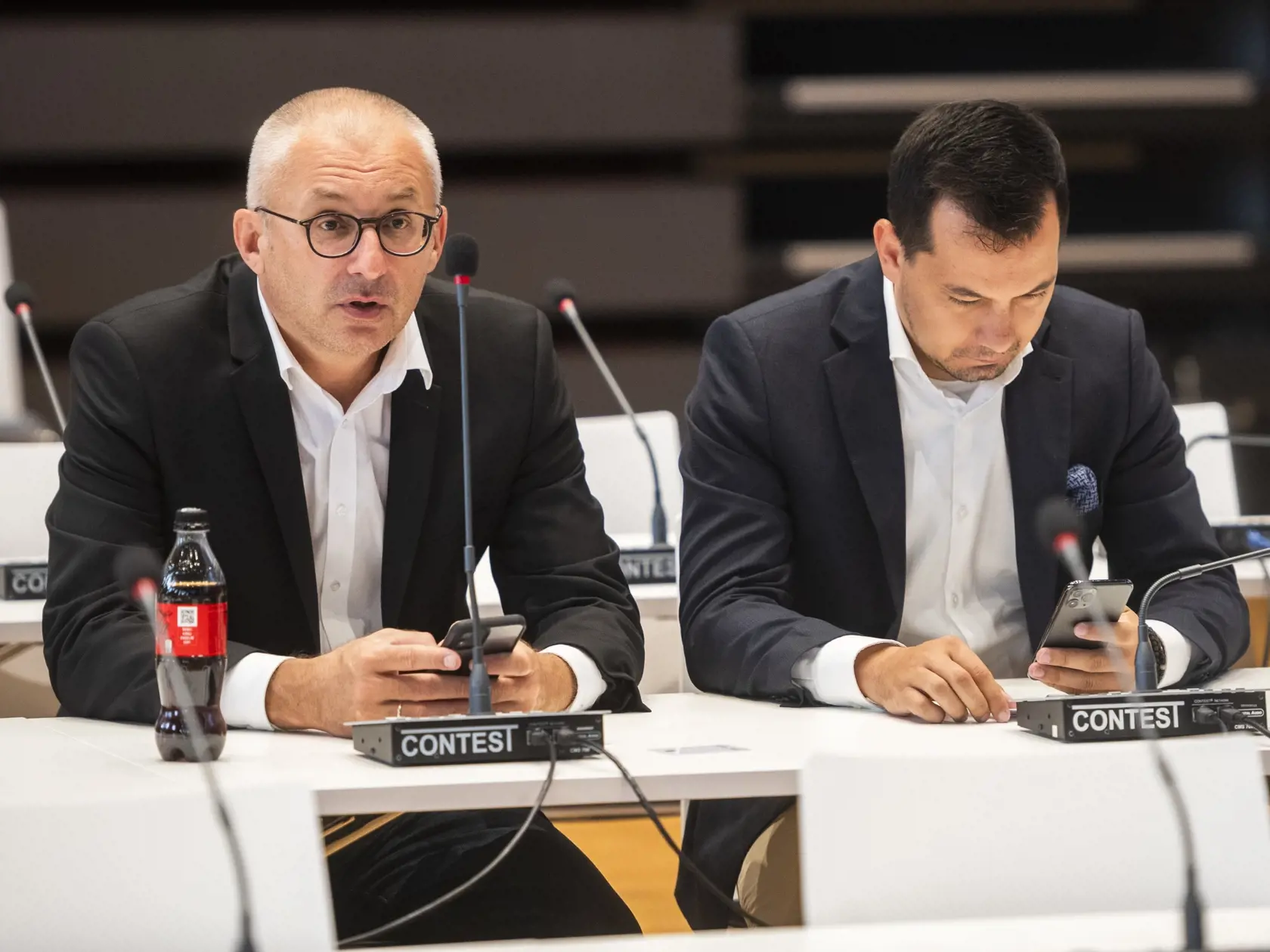 Zľava poslanci NR SR Miroslav Kollár a Juraj Šeliga (nezaradení) počas pokusu o opätovné otvorenie mimoriadnej 97. schôdze Národnej rady Slovenskej republiky v Zimnej jazdiarni Bratislavského hradu v Bratislave v sobotu 22. júla 2023. 