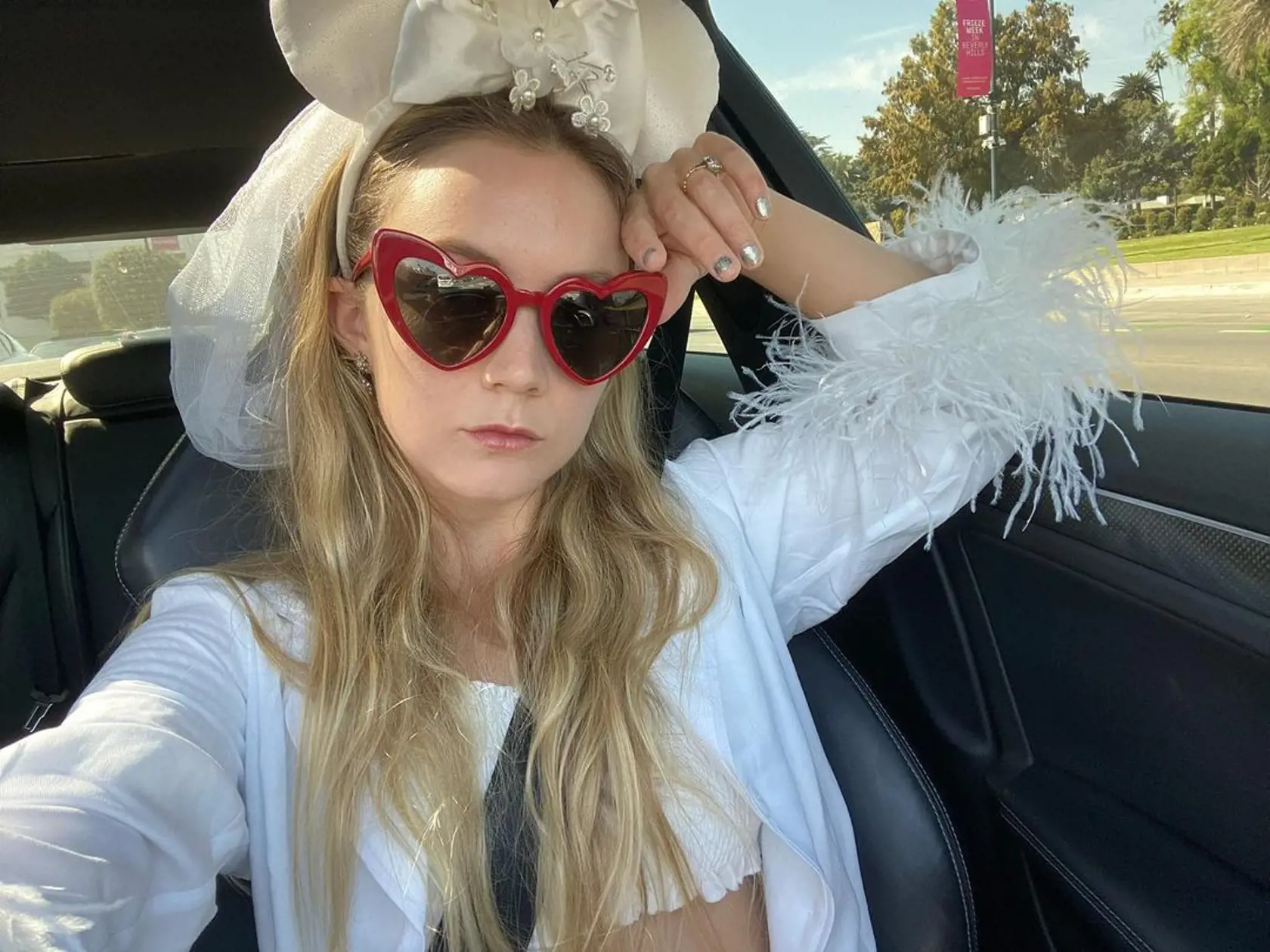 S Billie Lourd sa zblížil Taylor po tom, čo boli priateľmi a utešoval ju po smrti jej mamy a babičky.