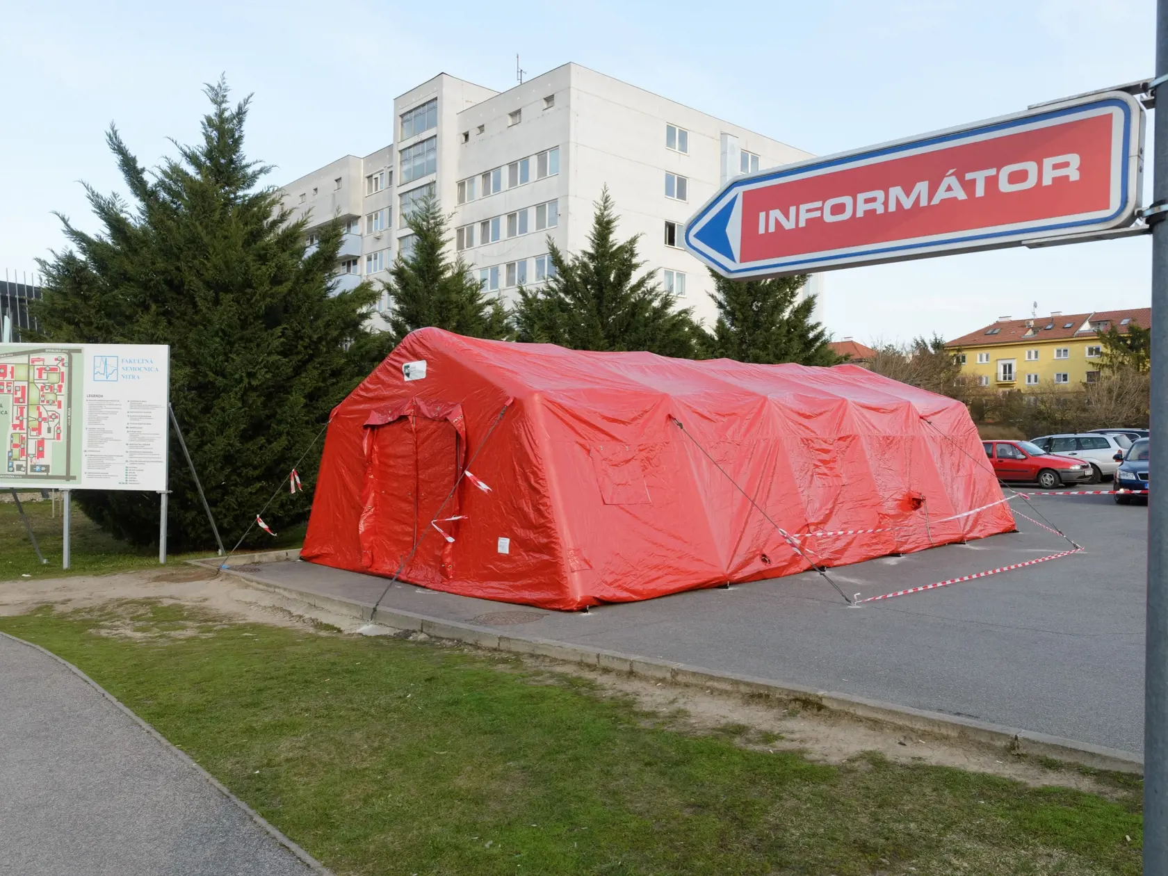 Pred nemocnicami vyrástli testovacie stany pre pacientov s Covid-19. Všetka odkladná zdravotná starostlivosť sa nateraz zastavila, mnohým pacientom s rakovinou či kardiovaskulárnymi problémami môže ísť o život!