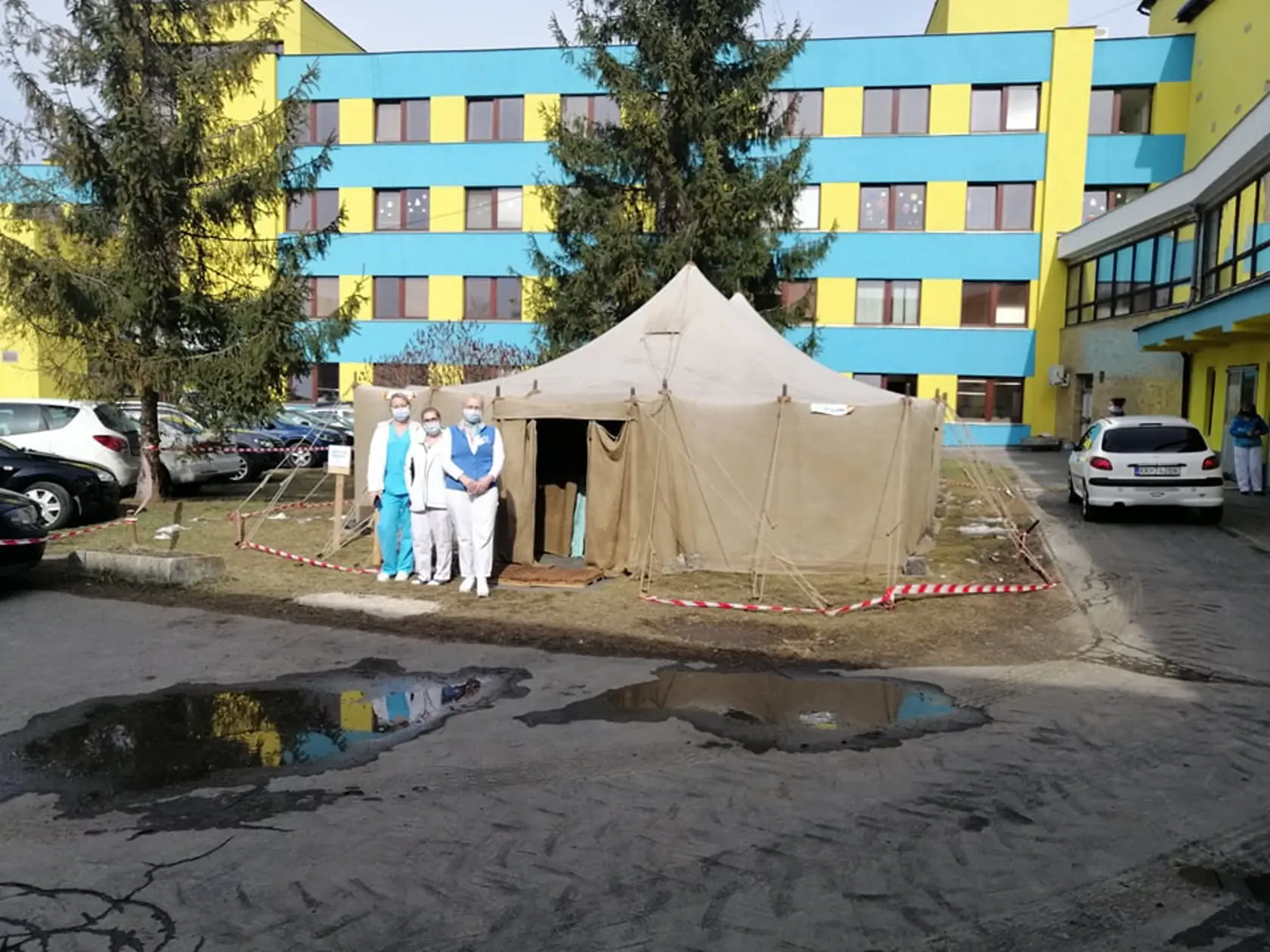 Pred nemocnicami vyrástli testovacie stany pre pacientov s Covid-19. Všetka odkladná zdravotná starostlivosť sa nateraz zastavila, mnohým pacientom s rakovinou či kardiovaskulárnymi problémami môže ísť o život!
