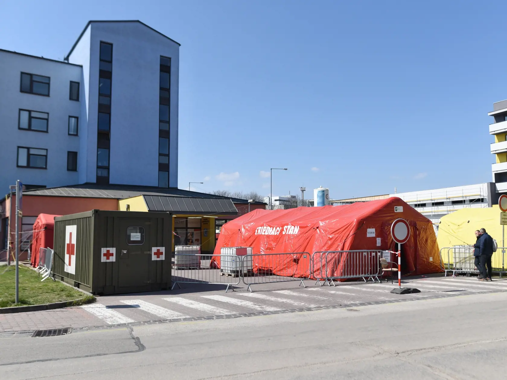 Pred nemocnicami vyrástli testovacie stany pre pacientov s Covid-19. Všetka odkladná zdravotná starostlivosť sa nateraz zastavila, mnohým pacientom s rakovinou či kardiovaskulárnymi problémami môže ísť o život!