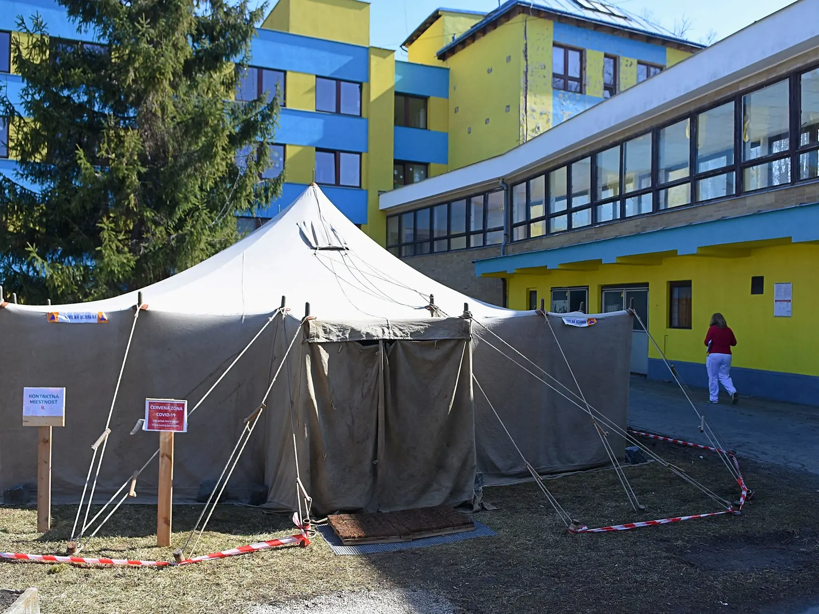 Pred nemocnicami vyrástli testovacie stany pre pacientov s Covid-19. Všetka odkladná zdravotná starostlivosť sa nateraz zastavila, mnohým pacientom s rakovinou či kardiovaskulárnymi problémami môže ísť o život!