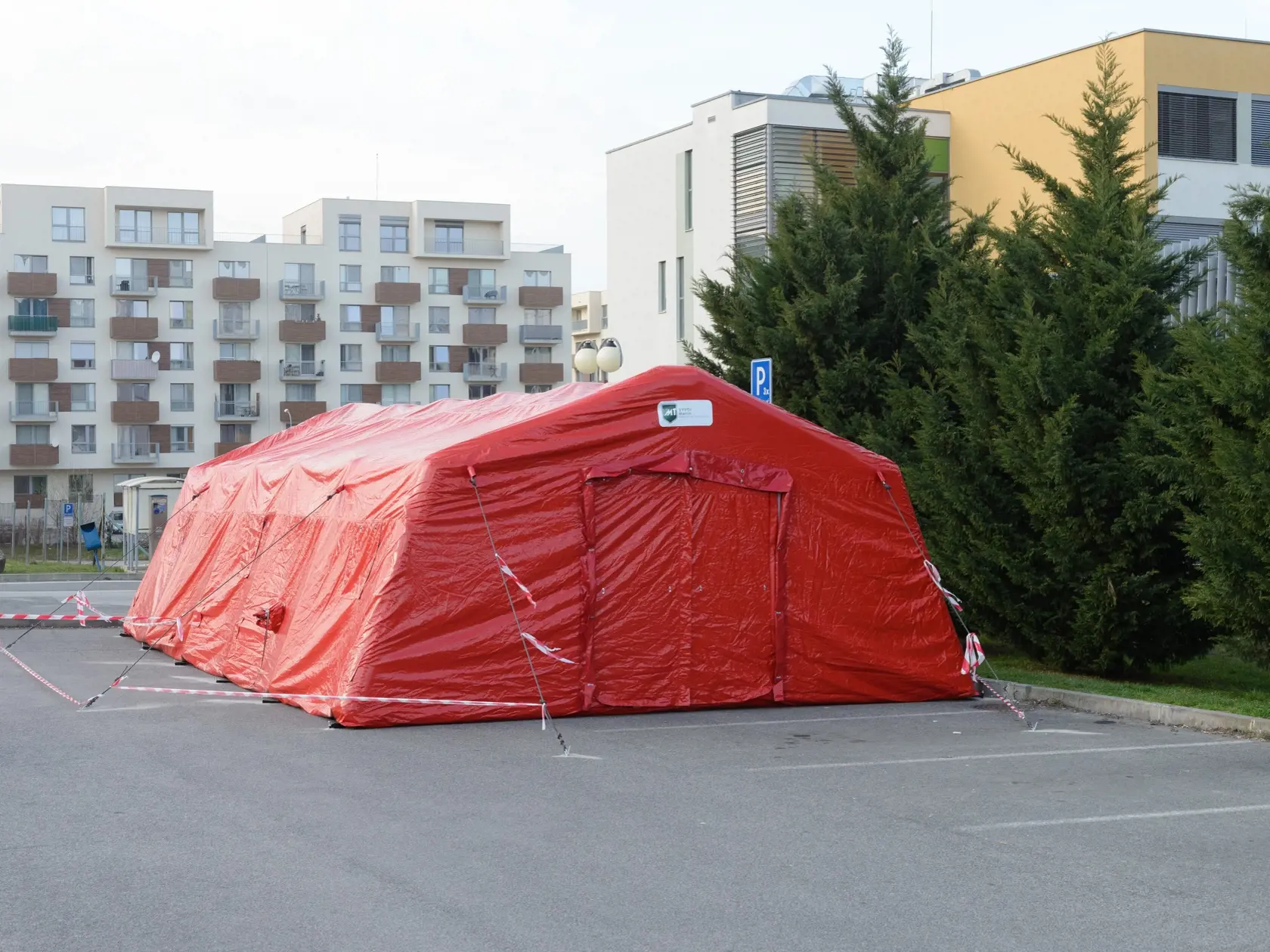 Pred nemocnicami vyrástli testovacie stany pre pacientov s Covid-19. Všetka odkladná zdravotná starostlivosť sa nateraz zastavila, mnohým pacientom s rakovinou či kardiovaskulárnymi problémami môže ísť o život!