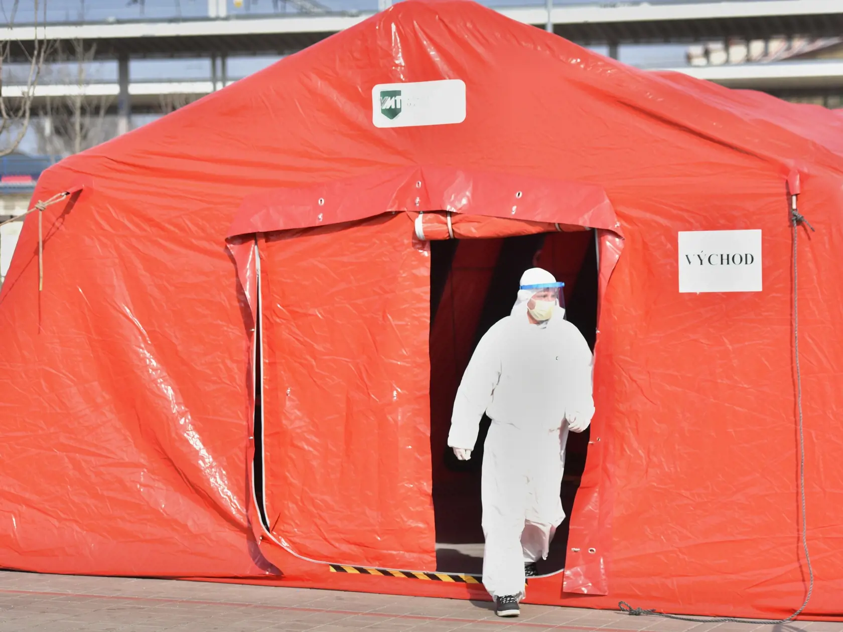 Pred nemocnicami vyrástli testovacie stany pre pacientov s Covid-19. Všetka odkladná zdravotná starostlivosť sa nateraz zastavila, mnohým pacientom s rakovinou či kardiovaskulárnymi problémami môže ísť o život!