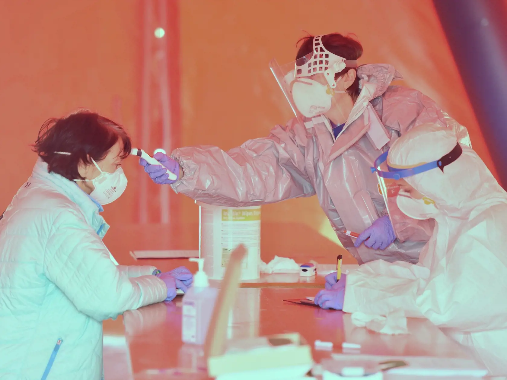 Pred nemocnicami vyrástli testovacie stany pre pacientov s Covid-19. Všetka odkladná zdravotná starostlivosť sa nateraz zastavila, mnohým pacientom s rakovinou či kardiovaskulárnymi problémami môže ísť o život!