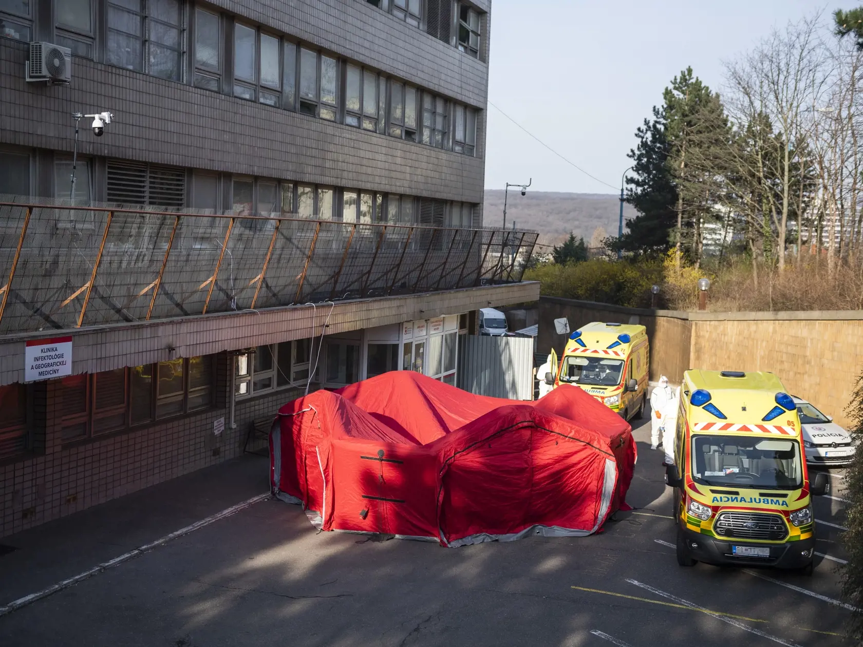 Pred nemocnicami vyrástli testovacie stany pre pacientov s Covid-19. Všetka odkladná zdravotná starostlivosť sa nateraz zastavila, mnohým pacientom s rakovinou či kardiovaskulárnymi problémami môže ísť o život!