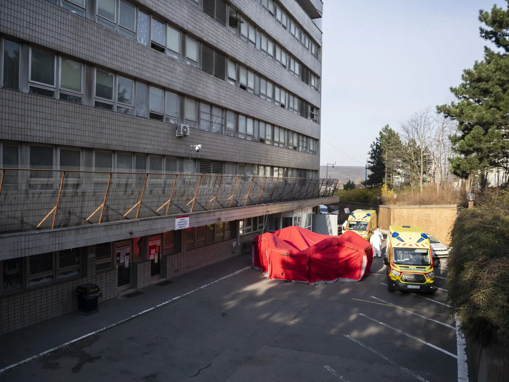 Pred nemocnicami vyrástli testovacie stany pre pacientov s Covid-19. Všetka odkladná zdravotná starostlivosť sa nateraz zastavila, mnohým pacientom s rakovinou či kardiovaskulárnymi problémami môže ísť o život!