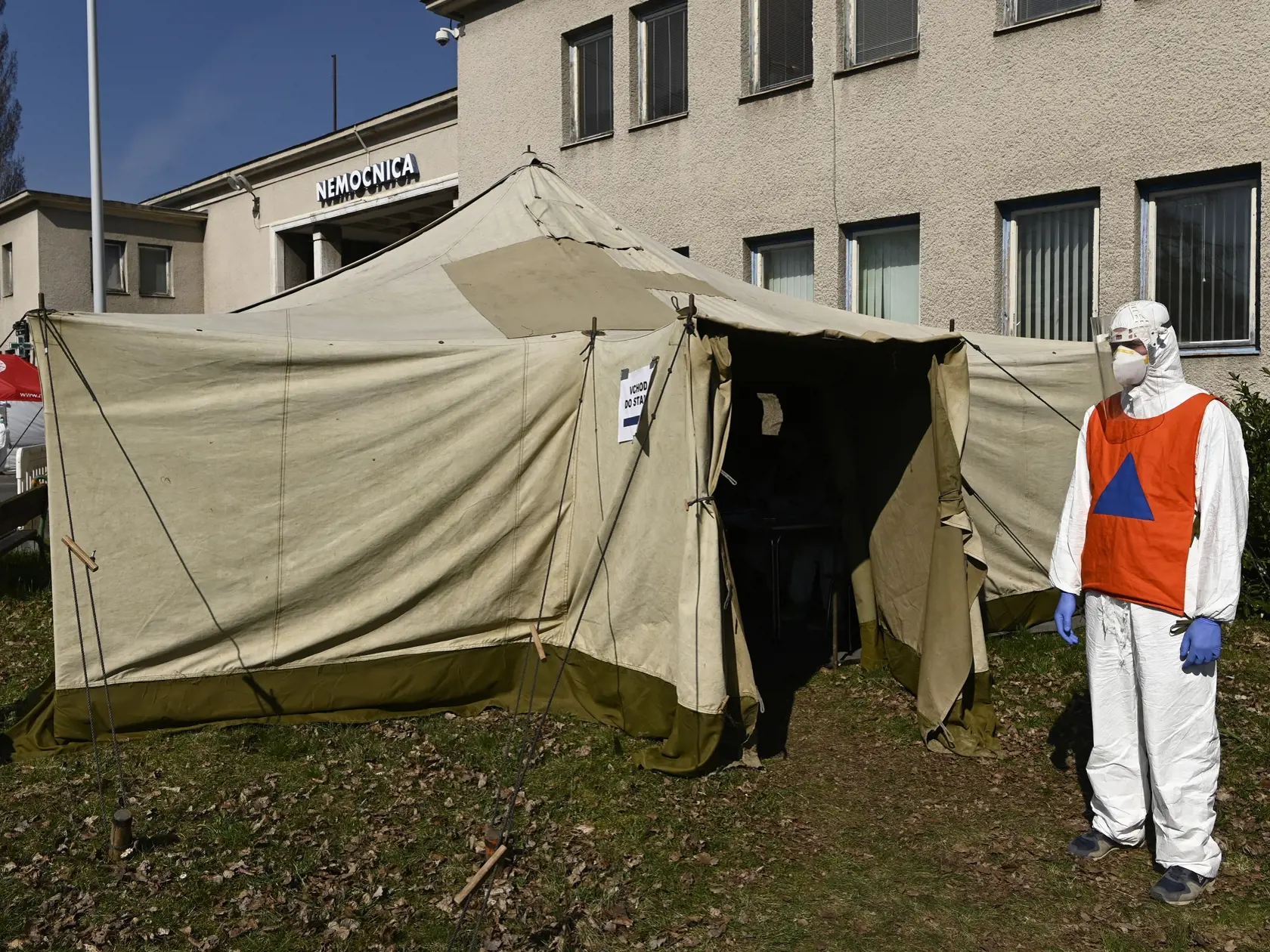 Pred nemocnicami vyrástli testovacie stany pre pacientov s Covid-19. Všetka odkladná zdravotná starostlivosť sa nateraz zastavila, mnohým pacientom s rakovinou či kardiovaskulárnymi problémami môže ísť o život!