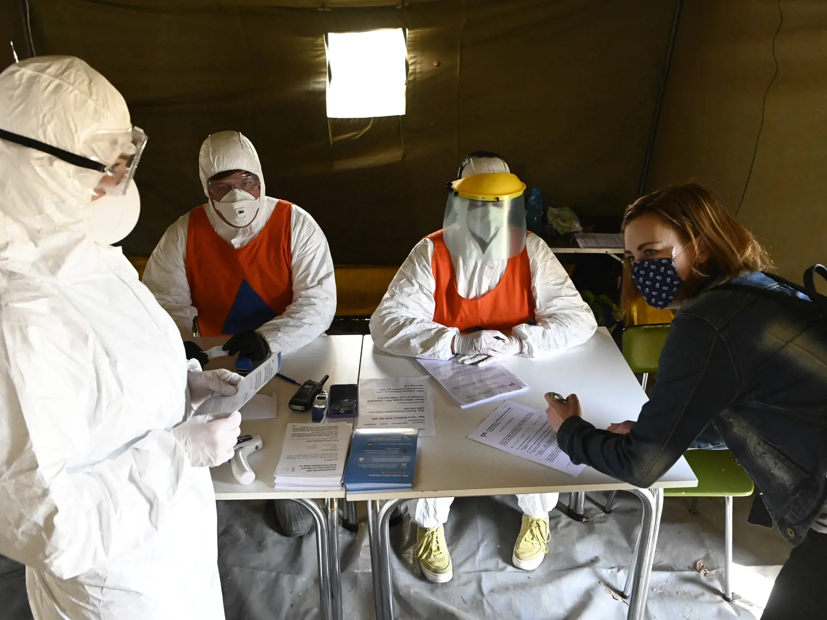Pred nemocnicami vyrástli testovacie stany pre pacientov s Covid-19. Všetka odkladná zdravotná starostlivosť sa nateraz zastavila, mnohým pacientom s rakovinou či kardiovaskulárnymi problémami môže ísť o život!