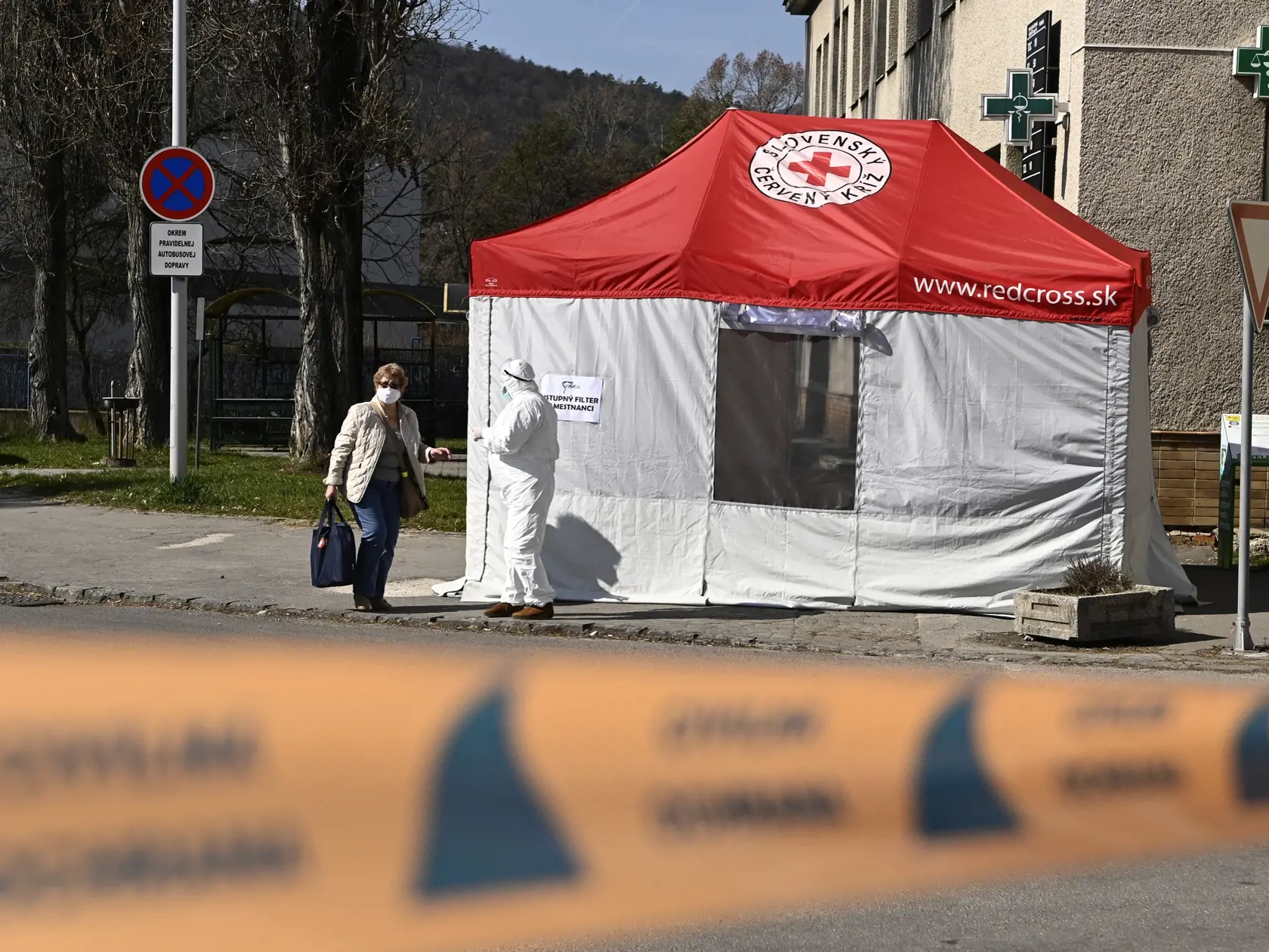 Pred nemocnicami vyrástli testovacie stany pre pacientov s Covid-19. Všetka odkladná zdravotná starostlivosť sa nateraz zastavila, mnohým pacientom s rakovinou či kardiovaskulárnymi problémami môže ísť o život!