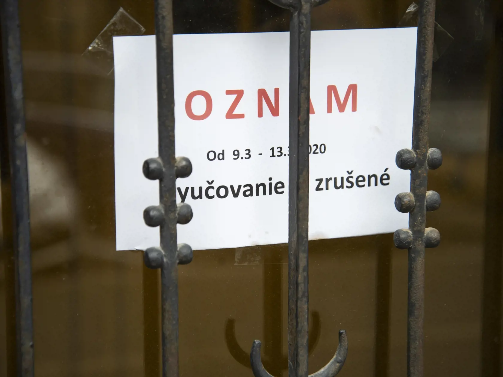 Školy sa zavreli a žiaci a študenti sa musia učiť online cez internet.