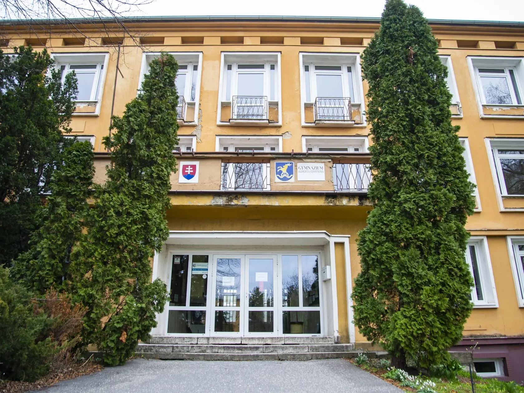 Školy sa zavreli a žiaci a študenti sa musia učiť online cez internet.