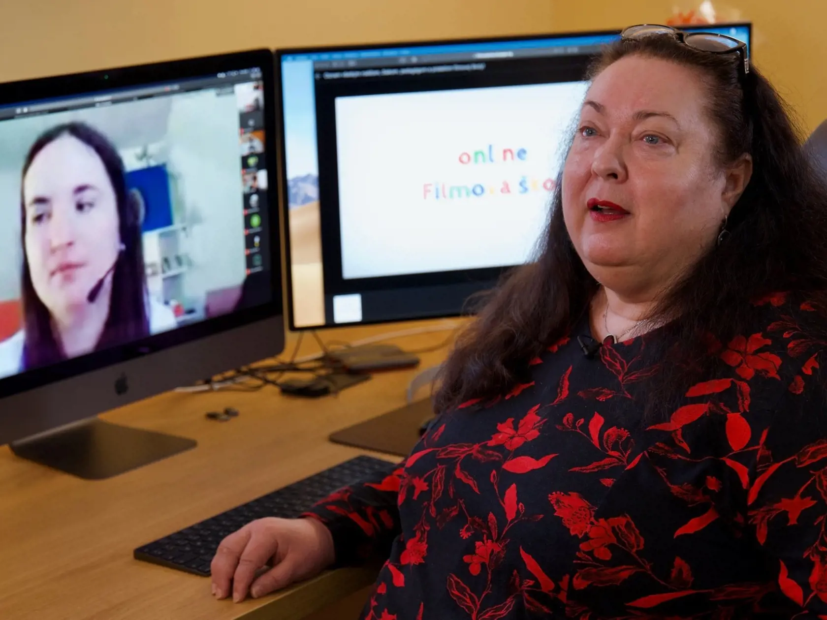 Riaditeľka Súkromnej školy umeleckého priemyslu filmovej Jarmila Uhríková hovorí, že nikdy predtým neabsolvovala toľko hospitácií ako teraz, odkedy u nich funguje online vyučovanie.