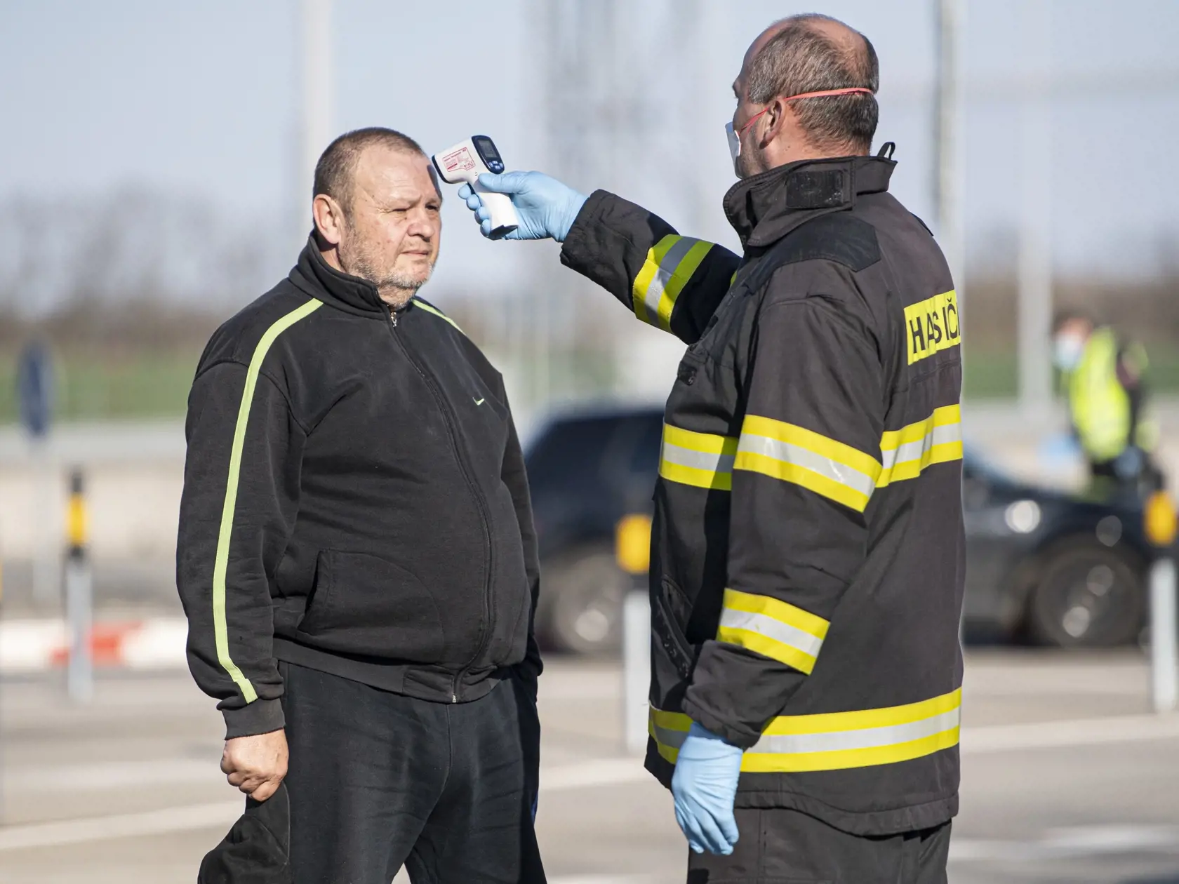 Všetky štáty uzavreli hranice. Slováci, ktorí prichádzajú zo zahraničia, musia podstúpiť štátnu karanténu.
