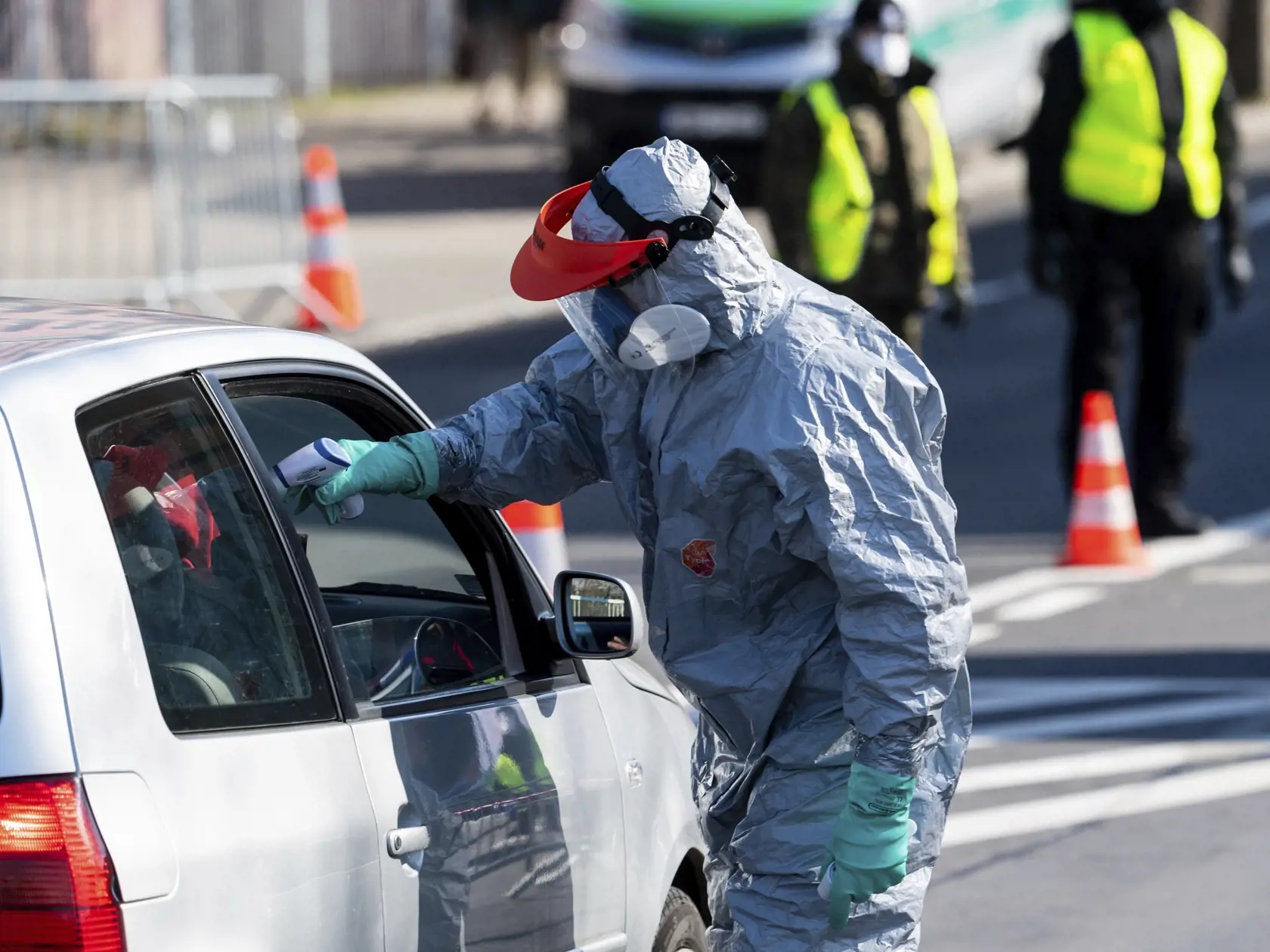 Všetky štáty uzavreli hranice. Slováci, ktorí prichádzajú zo zahraničia, musia podstúpiť štátnu karanténu.